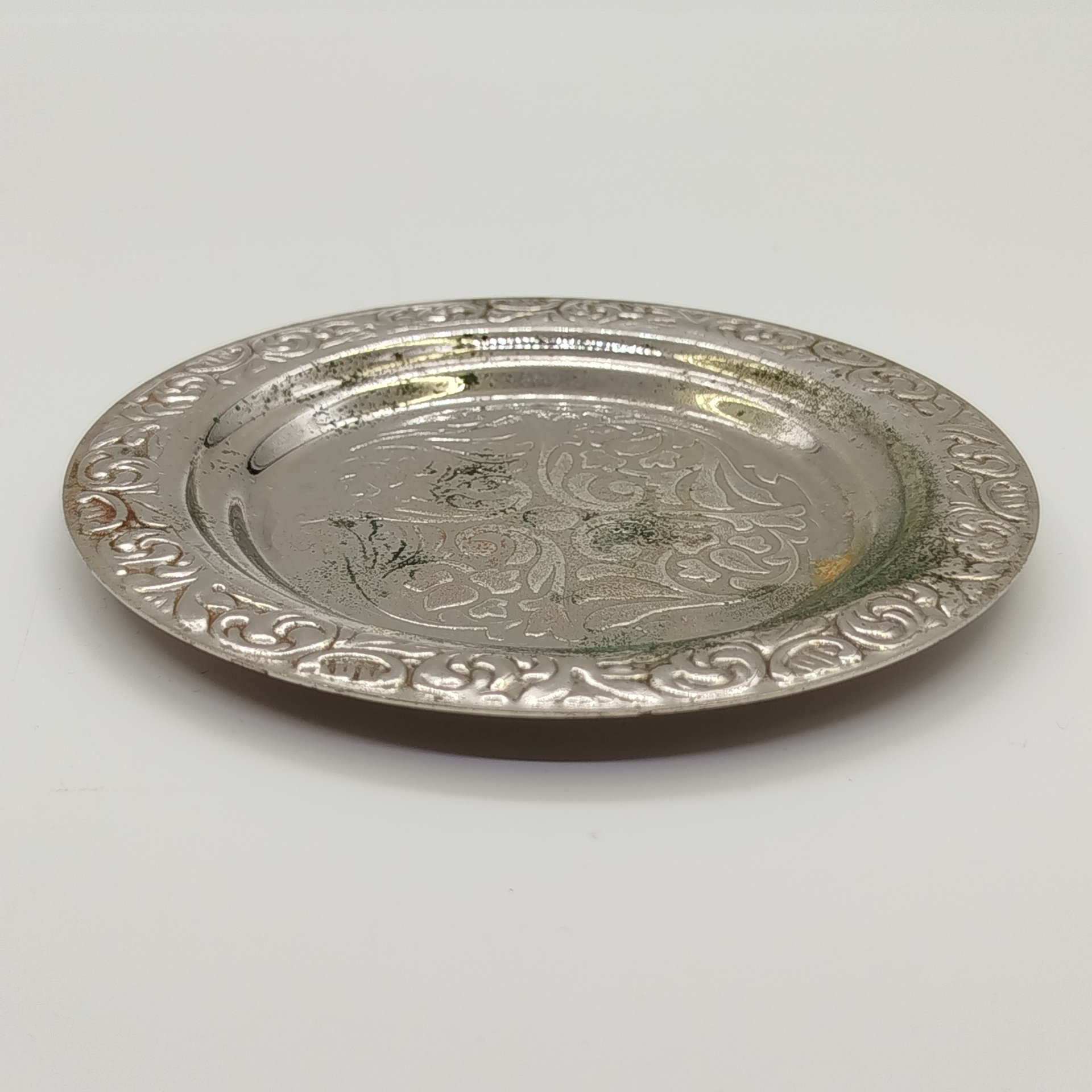 Блюдце с растительным декором