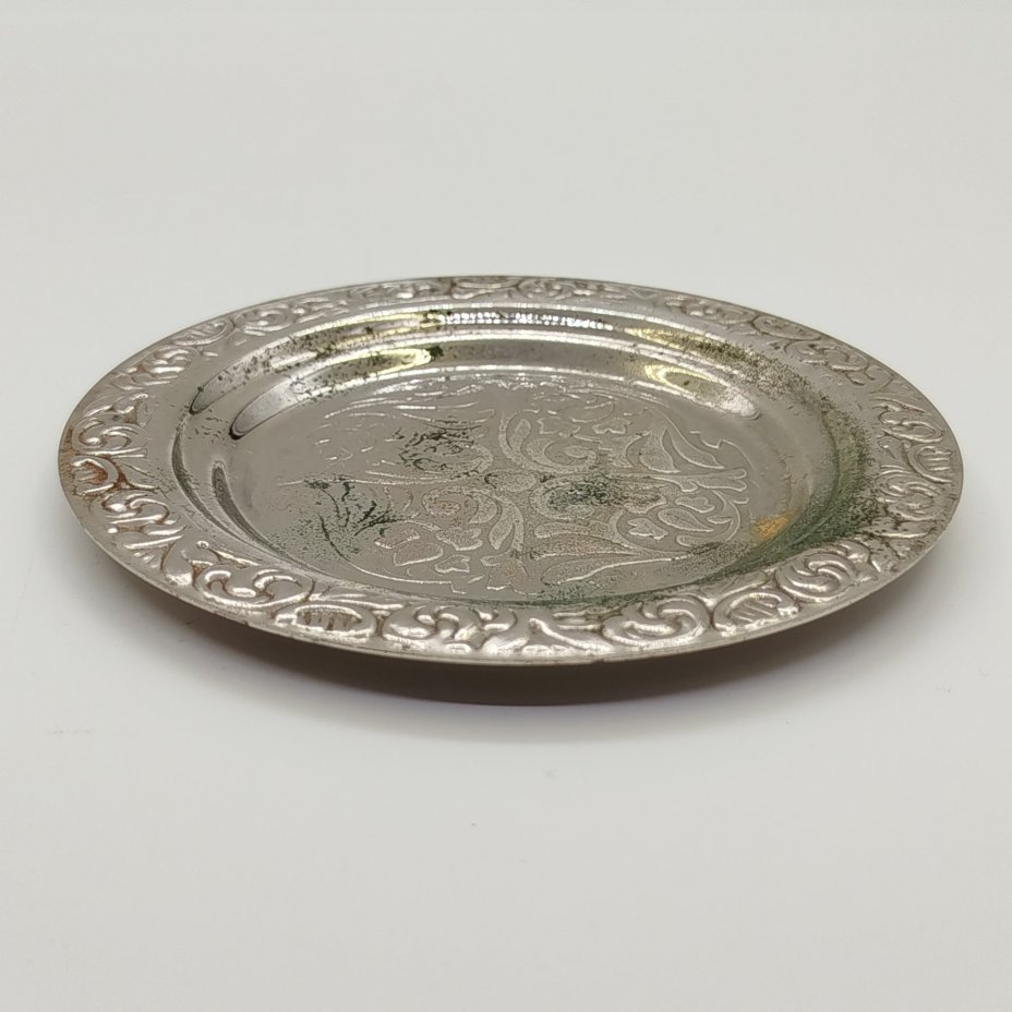 Блюдце с растительным декором