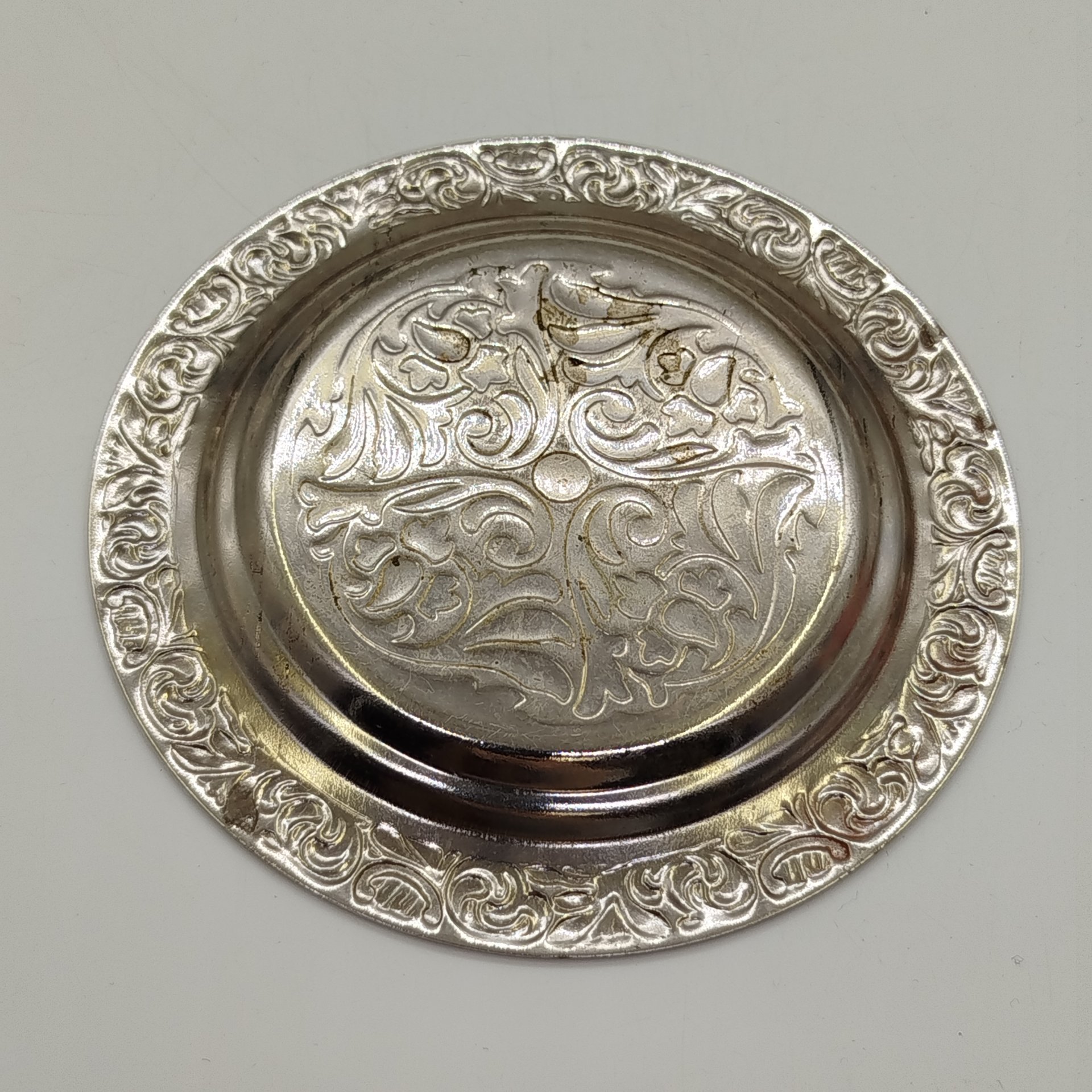 Блюдце с растительным декором