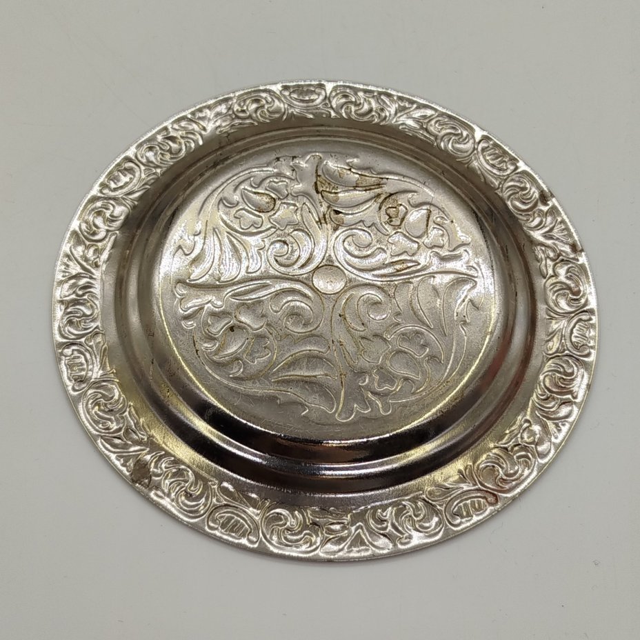 Блюдце с растительным декором