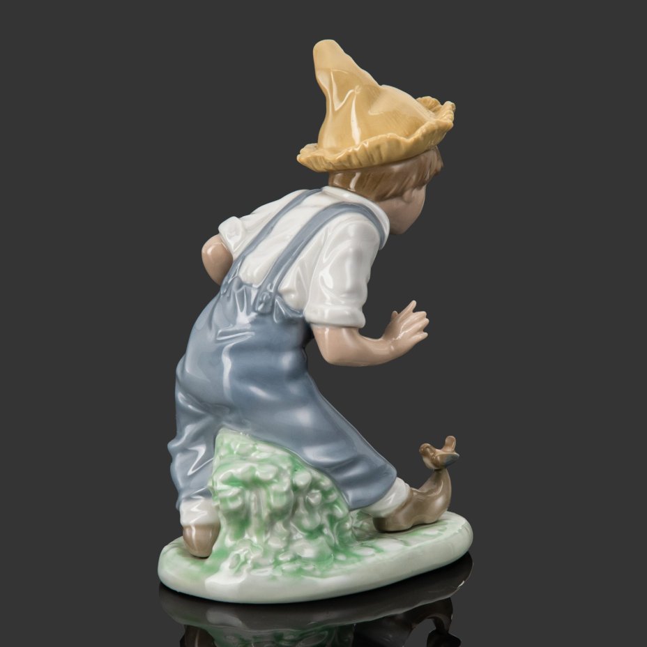 Статуэтка "Деревенский мальчик играет с птицами", фарфор, роспись, NAO Porcelain, Испания, 1988-1990 гг.