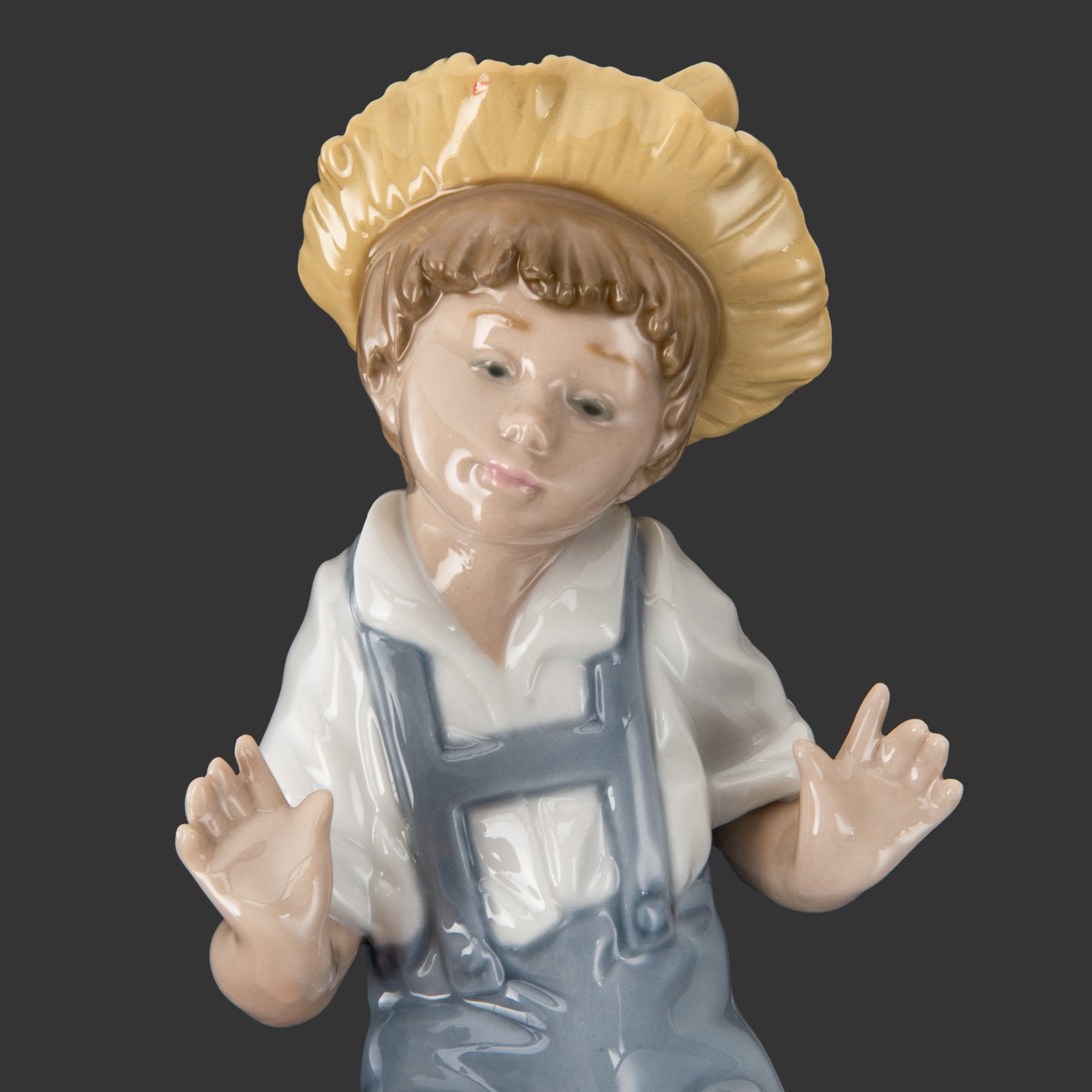 Статуэтка "Деревенский мальчик играет с птицами", фарфор, роспись, NAO Porcelain, Испания, 1988-1990 гг.