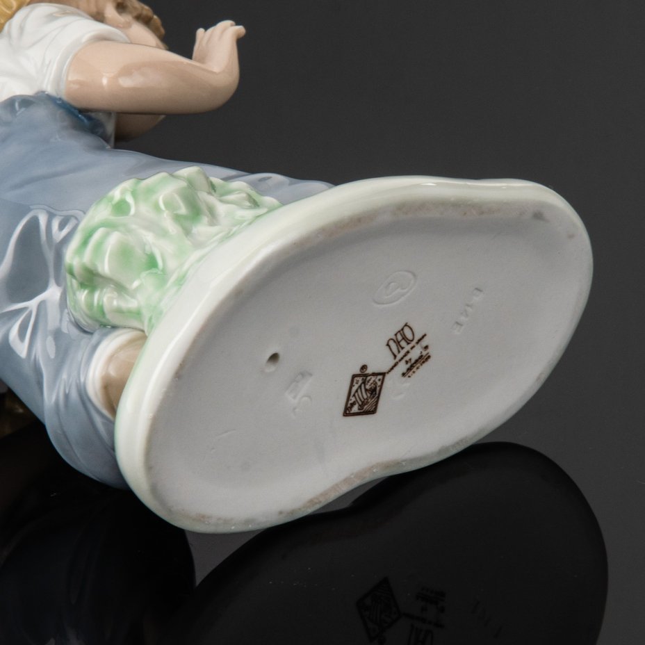 Статуэтка "Деревенский мальчик играет с птицами", фарфор, роспись, NAO Porcelain, Испания, 1988-1990 гг.