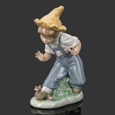 Статуэтка "Деревенский мальчик играет с птицами", фарфор, роспись, NAO Porcelain, Испания, 1988-1990 гг., NAO Porcelain