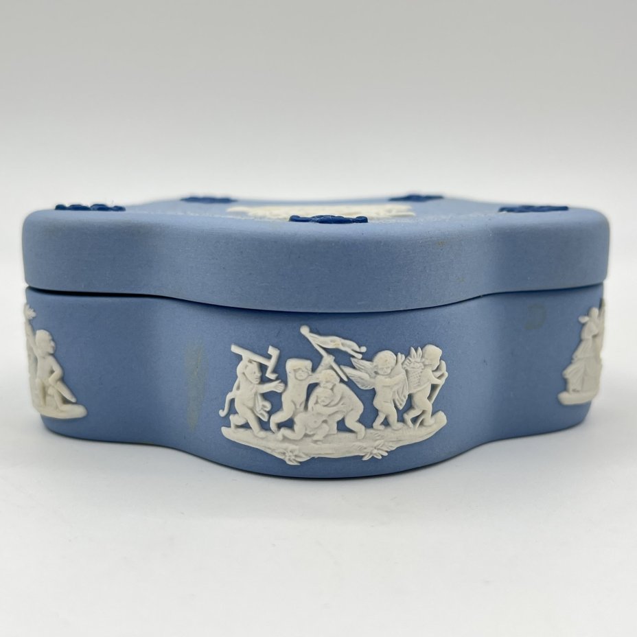 Шкатулка миниатюрная, украшенная барельефами и цветочным декором, Wedgwood