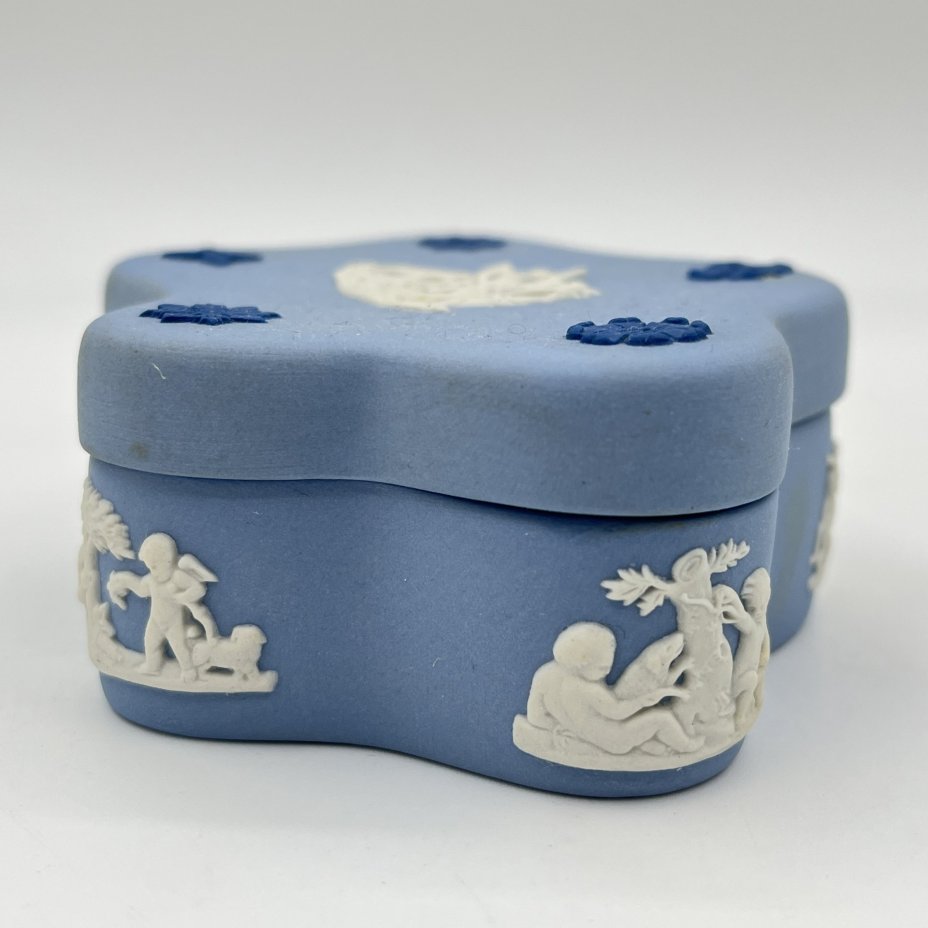 Шкатулка миниатюрная, украшенная барельефами и цветочным декором, Wedgwood