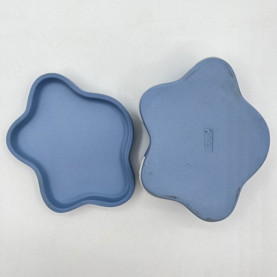 Шкатулка миниатюрная, украшенная барельефами и цветочным декором, Wedgwood