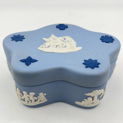 Шкатулка миниатюрная, украшенная барельефами и цветочным декором, Wedgwood