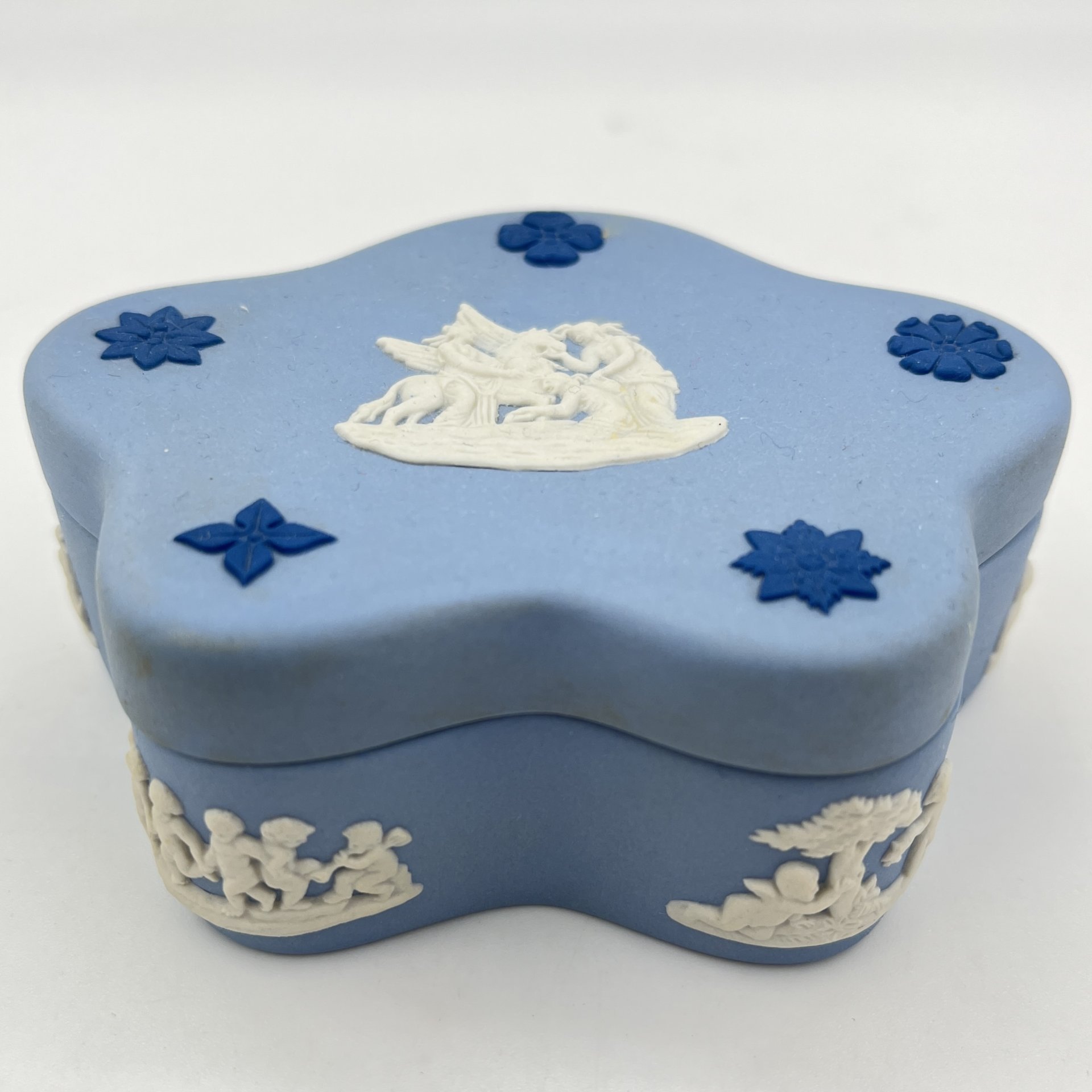 Шкатулка миниатюрная, украшенная барельефами и цветочным декором, Wedgwood