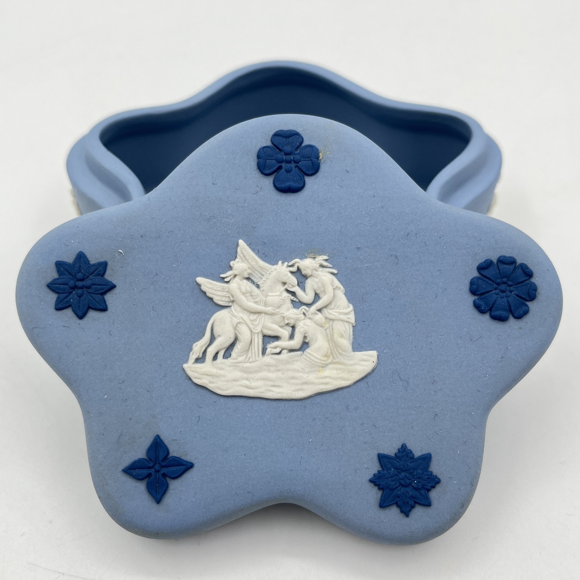 Шкатулка миниатюрная, украшенная барельефами и цветочным декором, Wedgwood