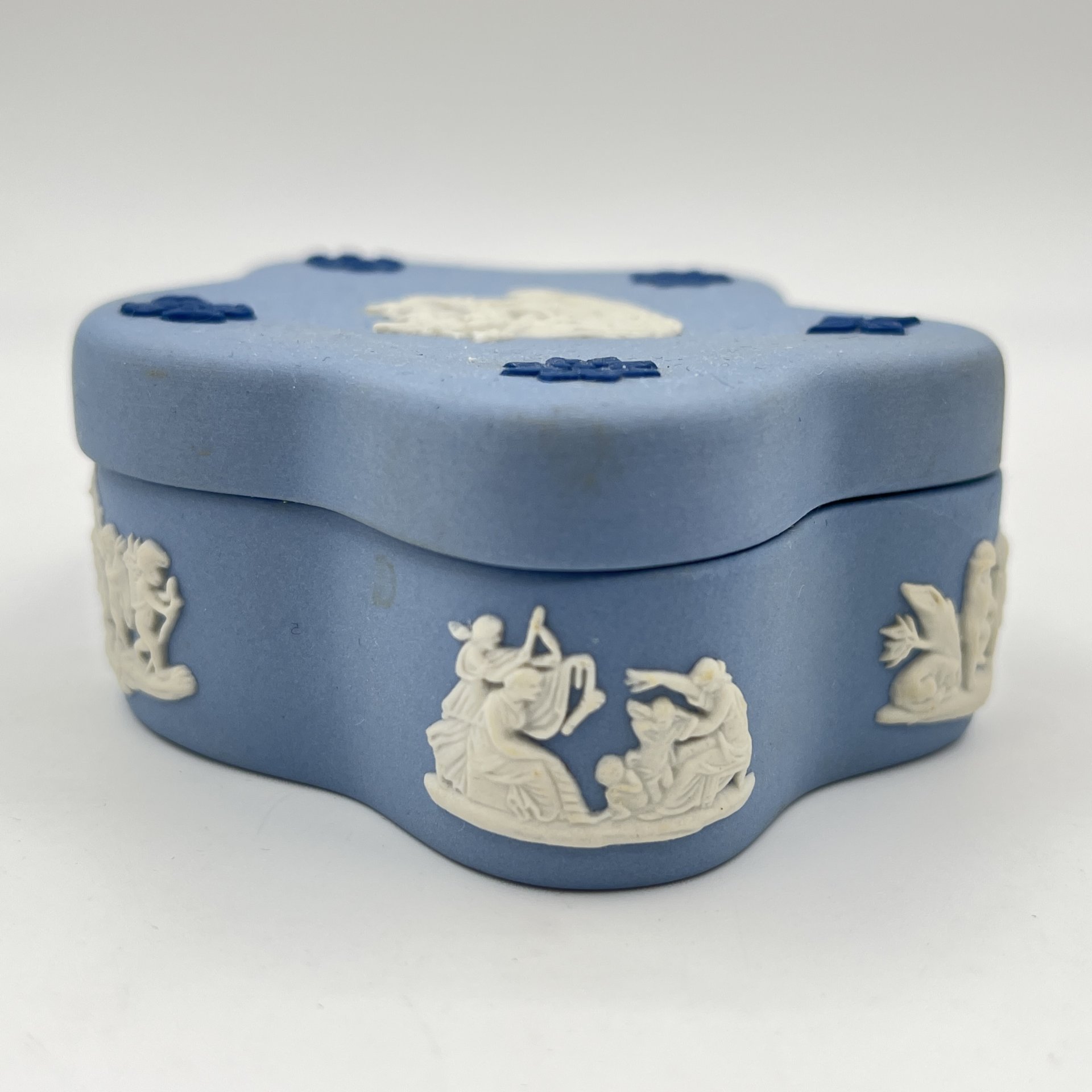 Шкатулка миниатюрная, украшенная барельефами и цветочным декором, Wedgwood