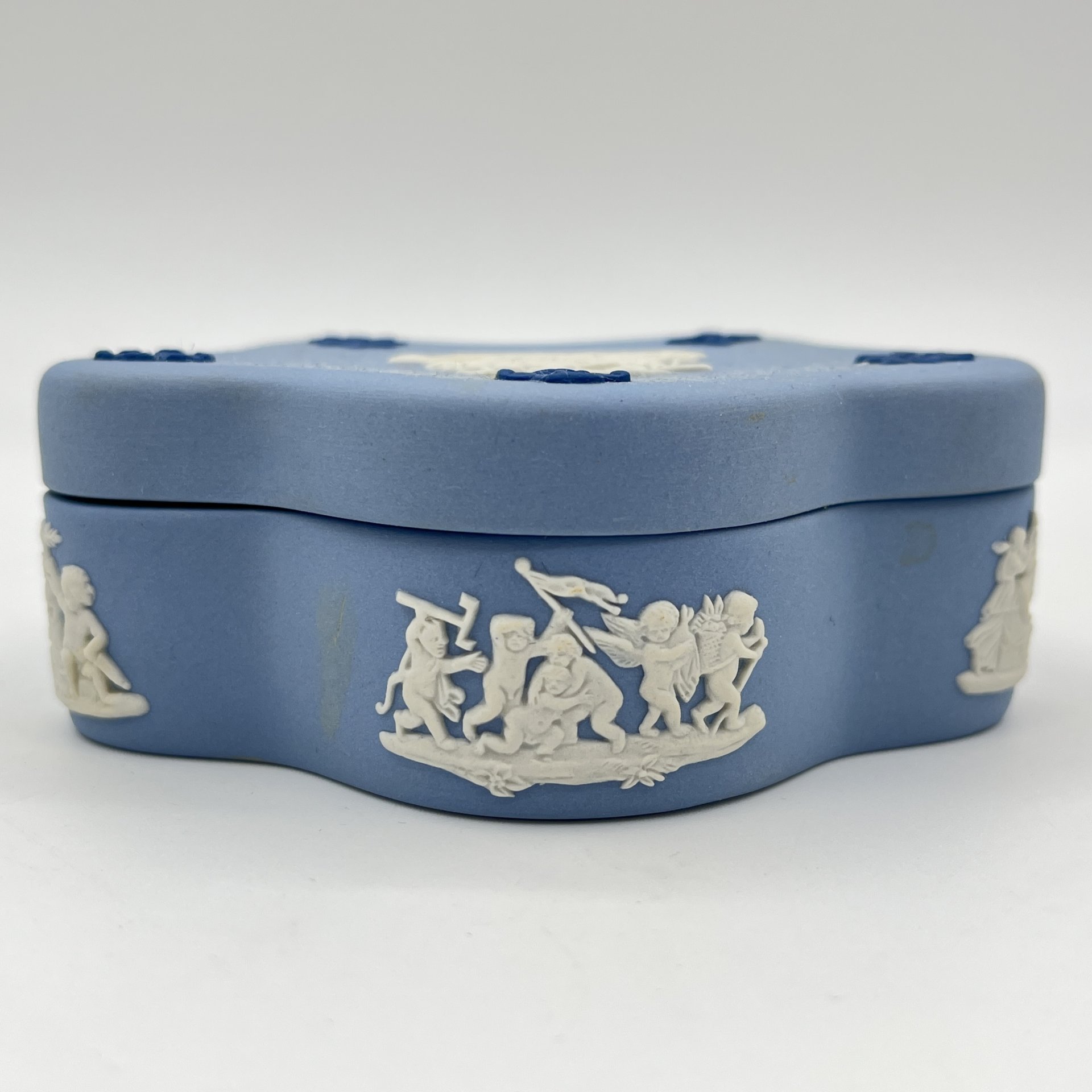 Шкатулка миниатюрная, украшенная барельефами и цветочным декором, Wedgwood
