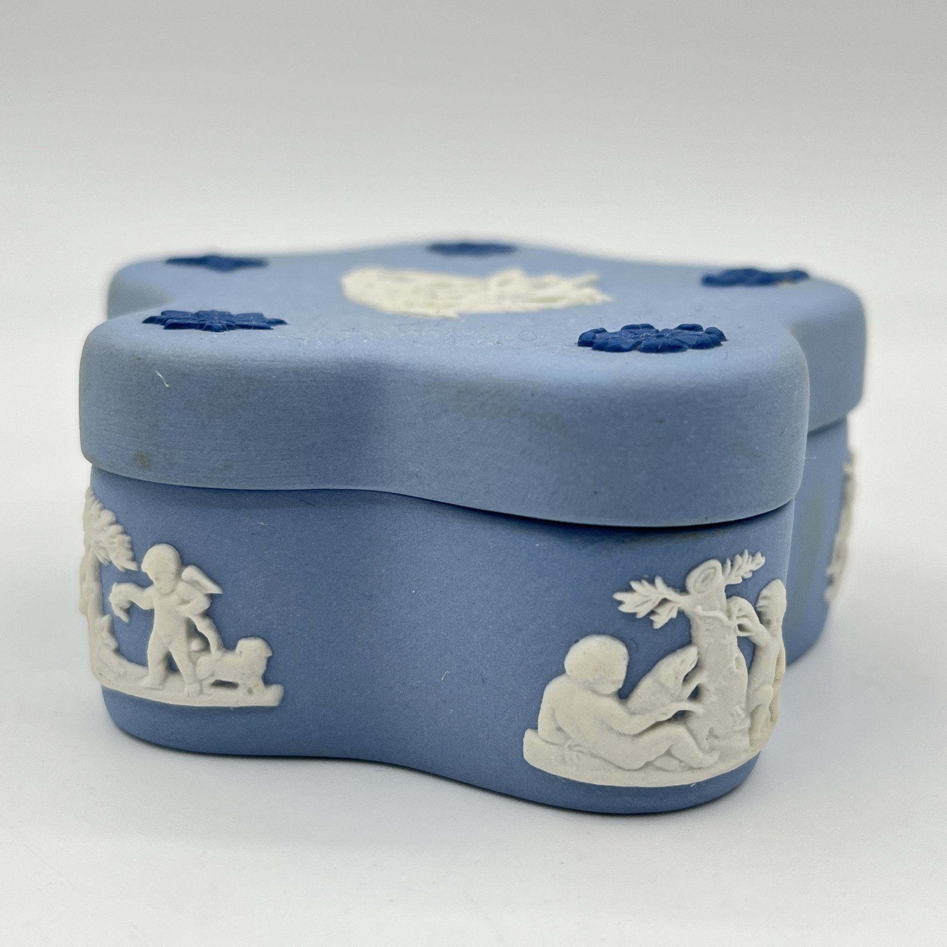 Шкатулка миниатюрная, украшенная барельефами и цветочным декором, Wedgwood