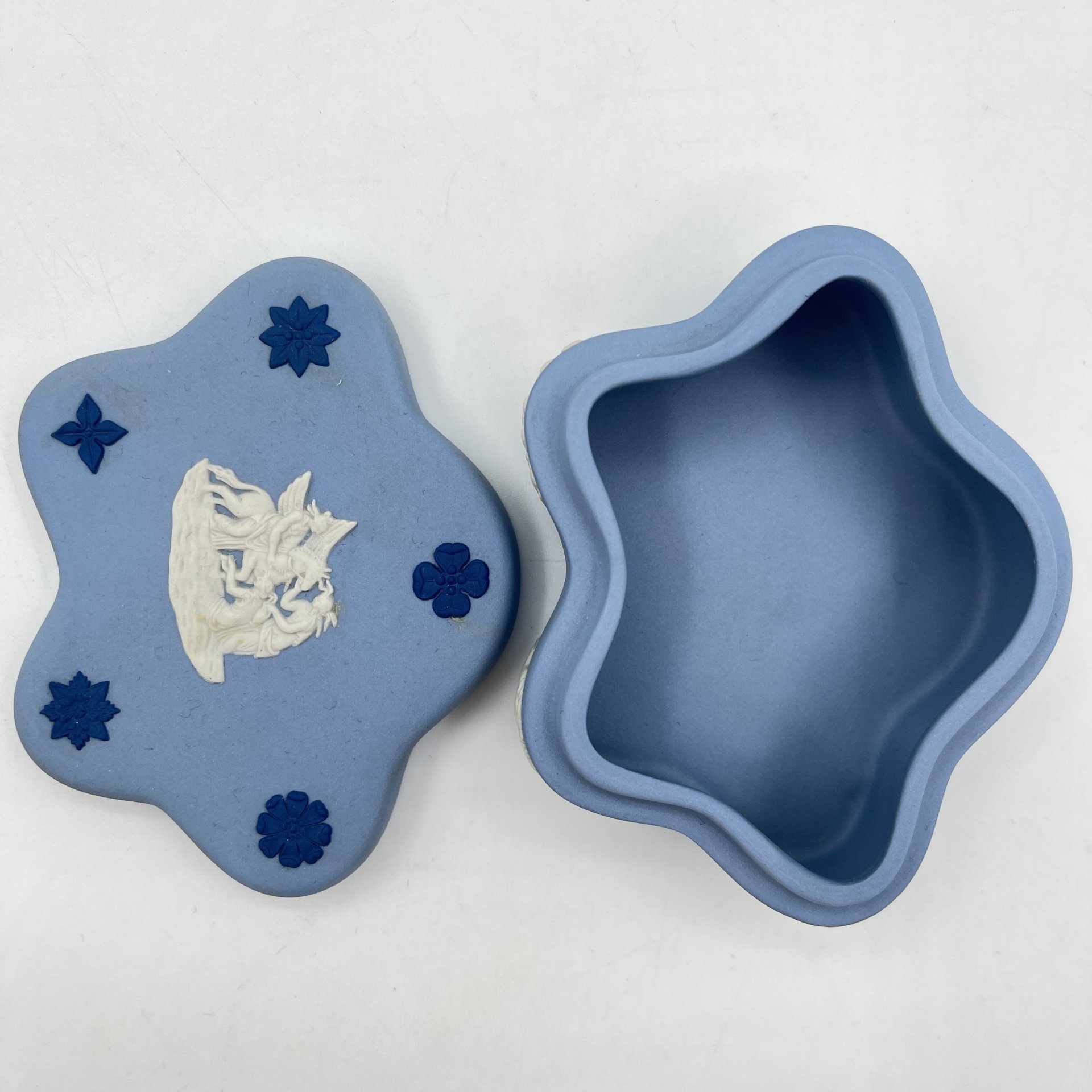 Шкатулка миниатюрная, украшенная барельефами и цветочным декором, Wedgwood
