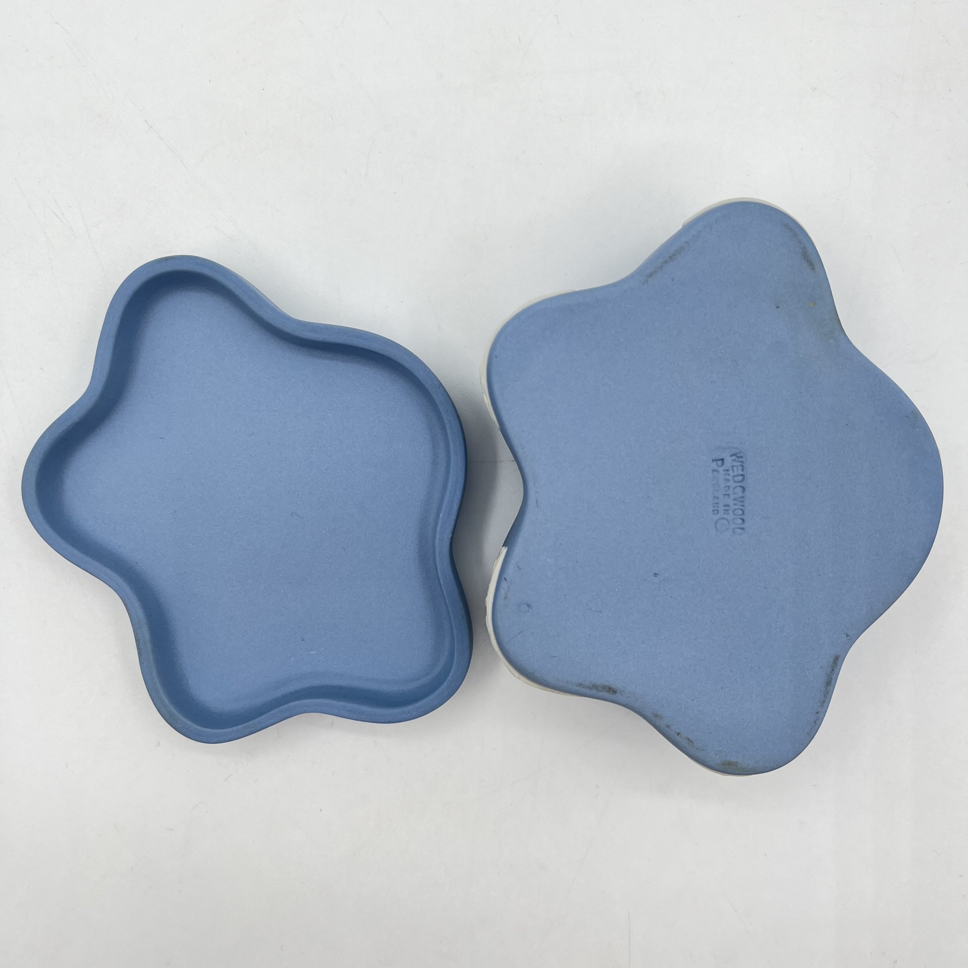Шкатулка миниатюрная, украшенная барельефами и цветочным декором, Wedgwood