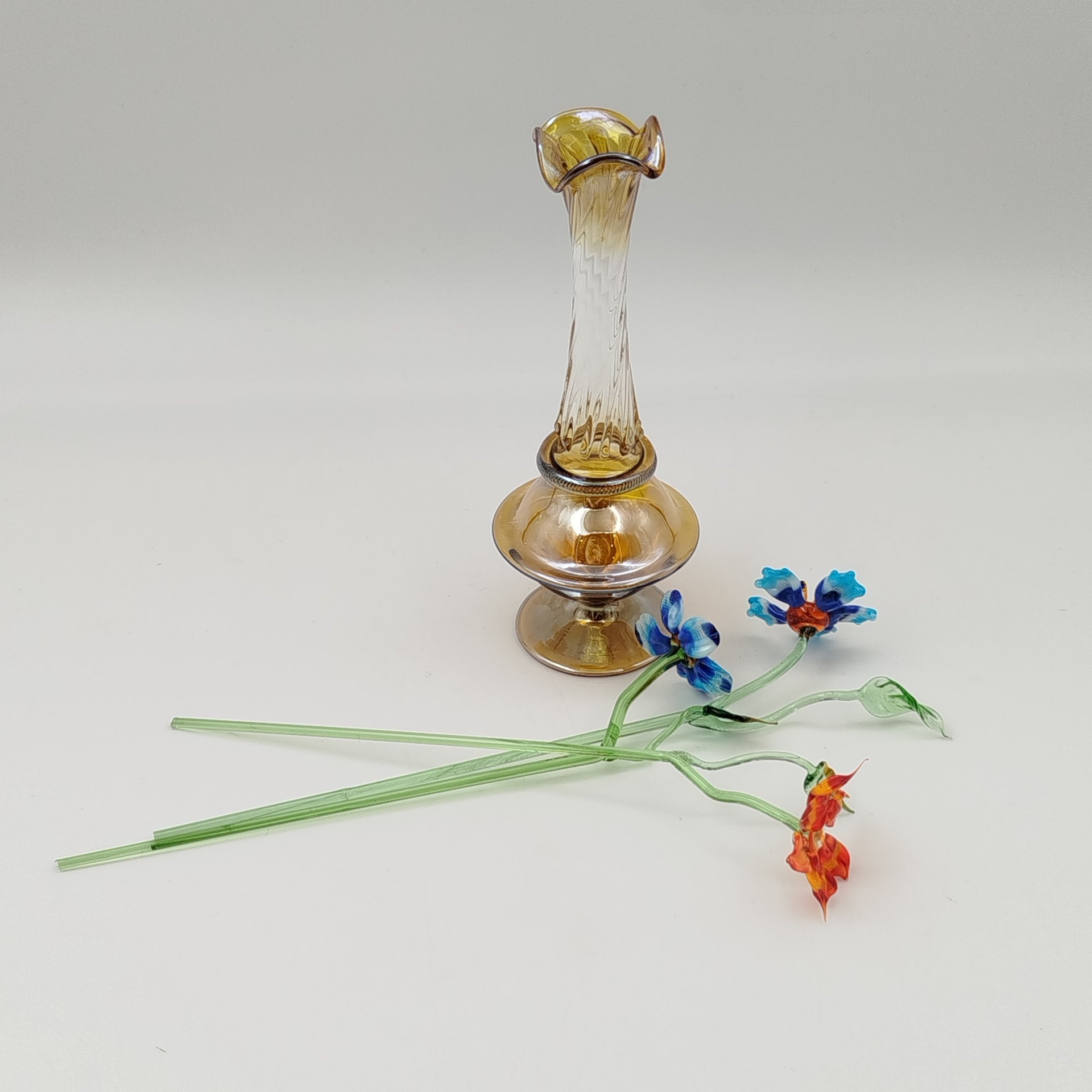 Ваза декоративная с букетом цветов (миниатюра), стекло, люстр, гутная техника, Европа, 1980-1990 гг.