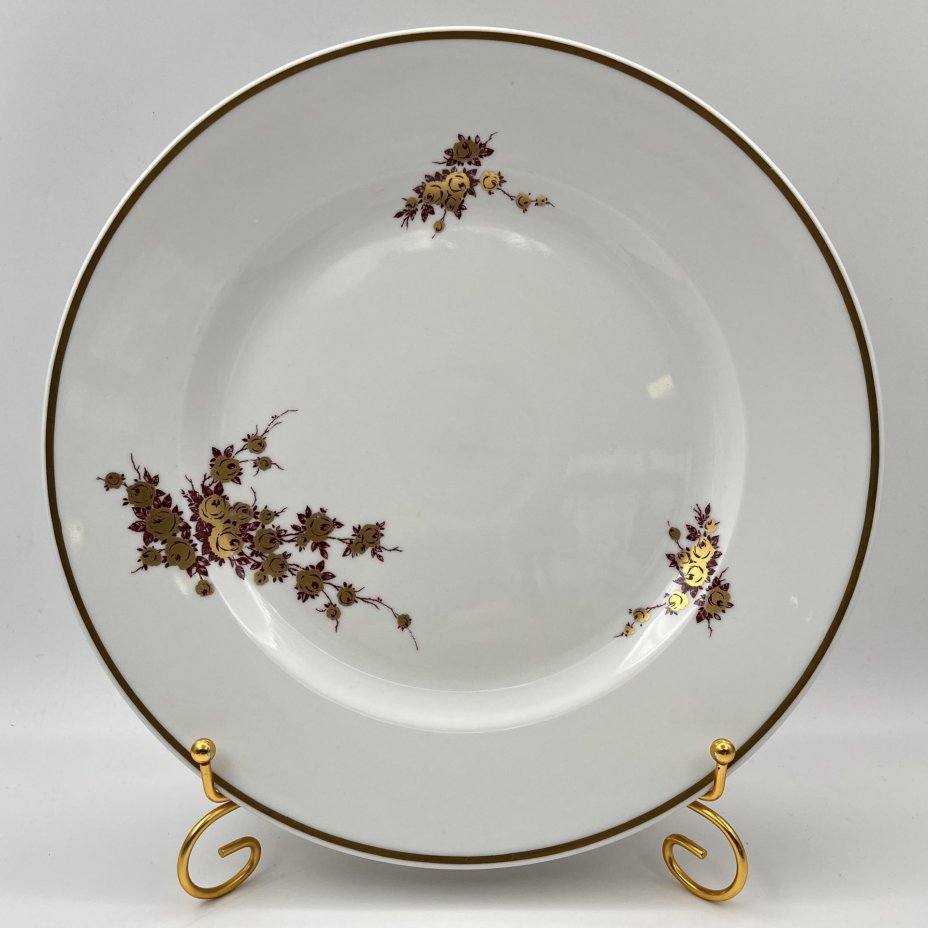 Блюдо круглой формы, украшенное цветочным декором