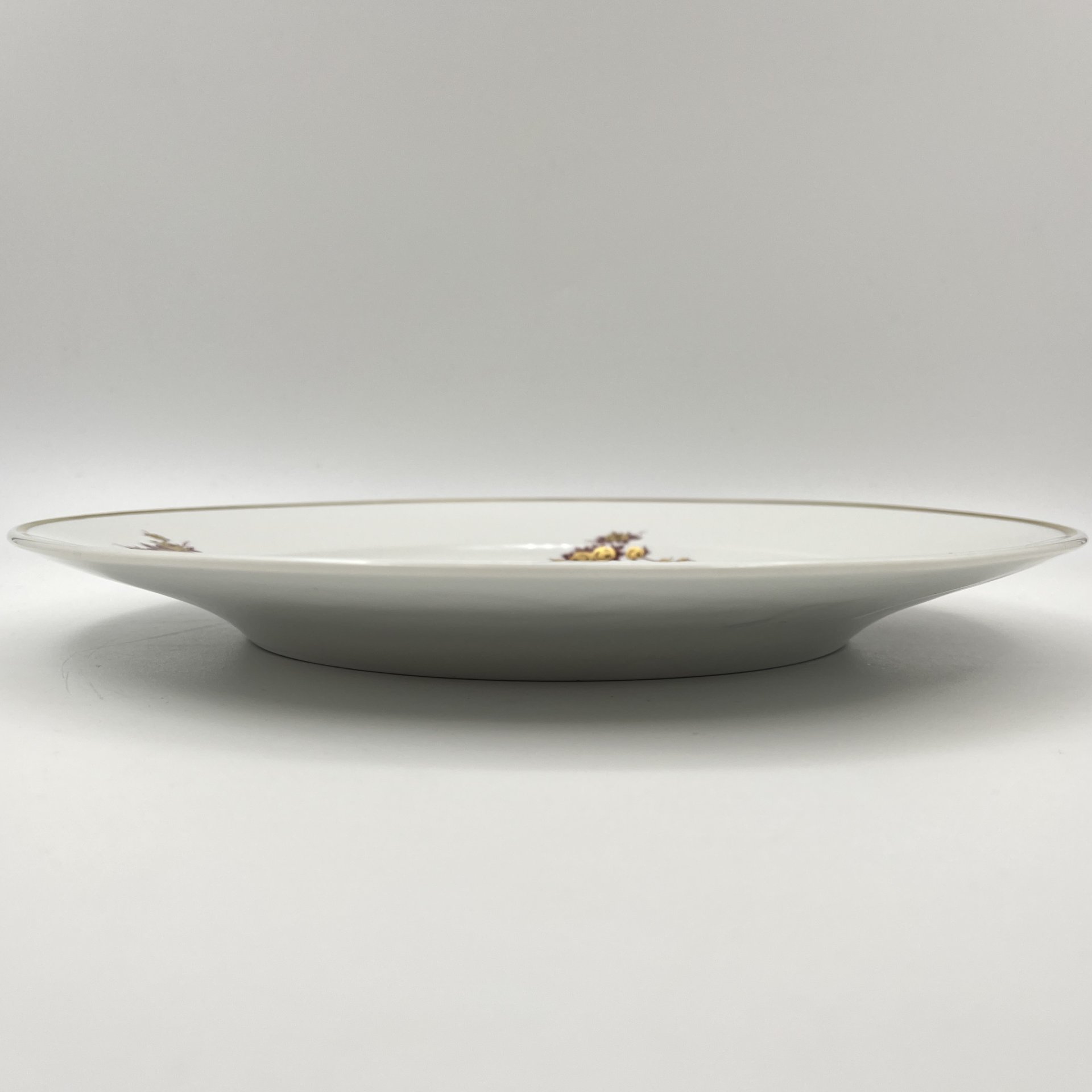 Блюдо круглой формы, украшенное цветочным декором