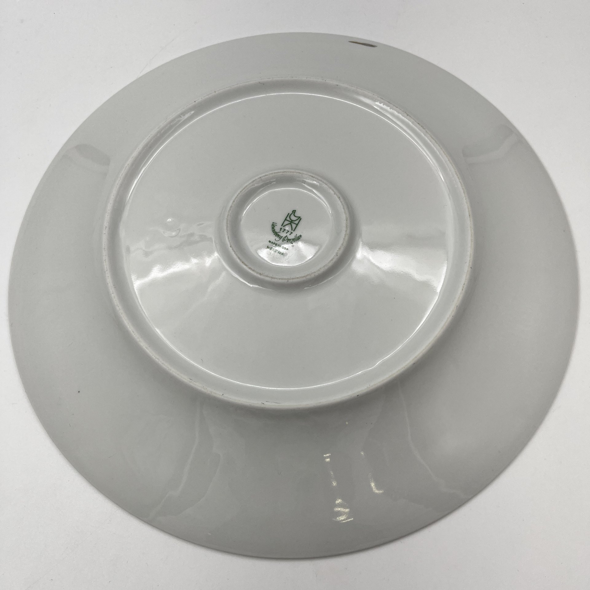 Блюдо круглой формы, украшенное цветочным декором