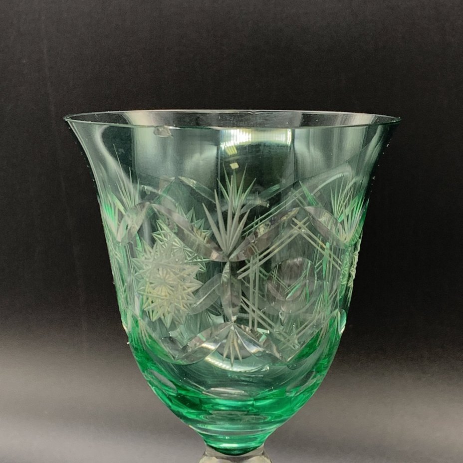 Бокал из цветного стекла с резным декором