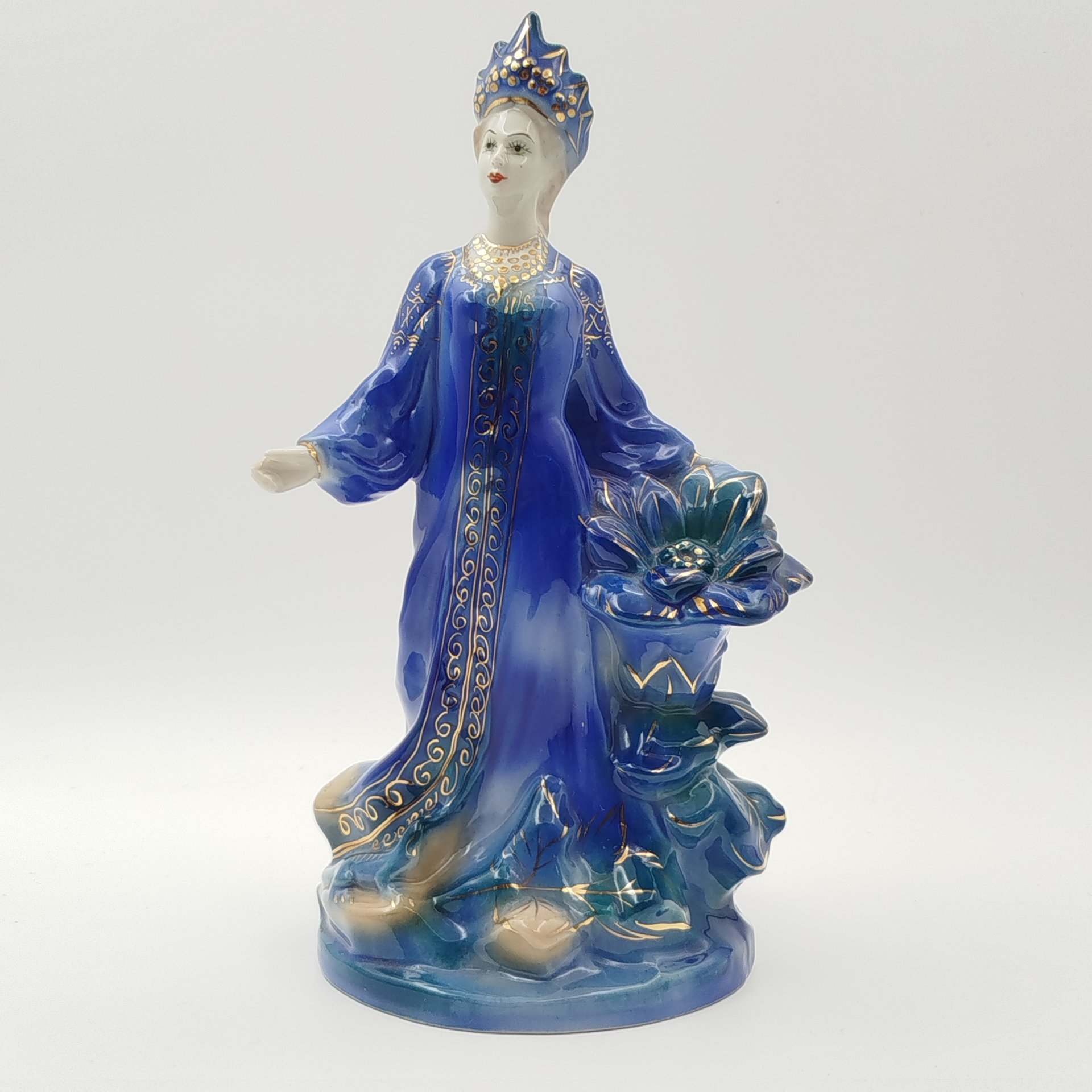 Статуэтка "Хозяйка медной горы", скульптор Л. Н. Шушканова, фарфор, роспись, золочение, Турыгинский фарфоровый завод артели «Художественная керамика» (Гжель), СССР, 1950-1960 гг.