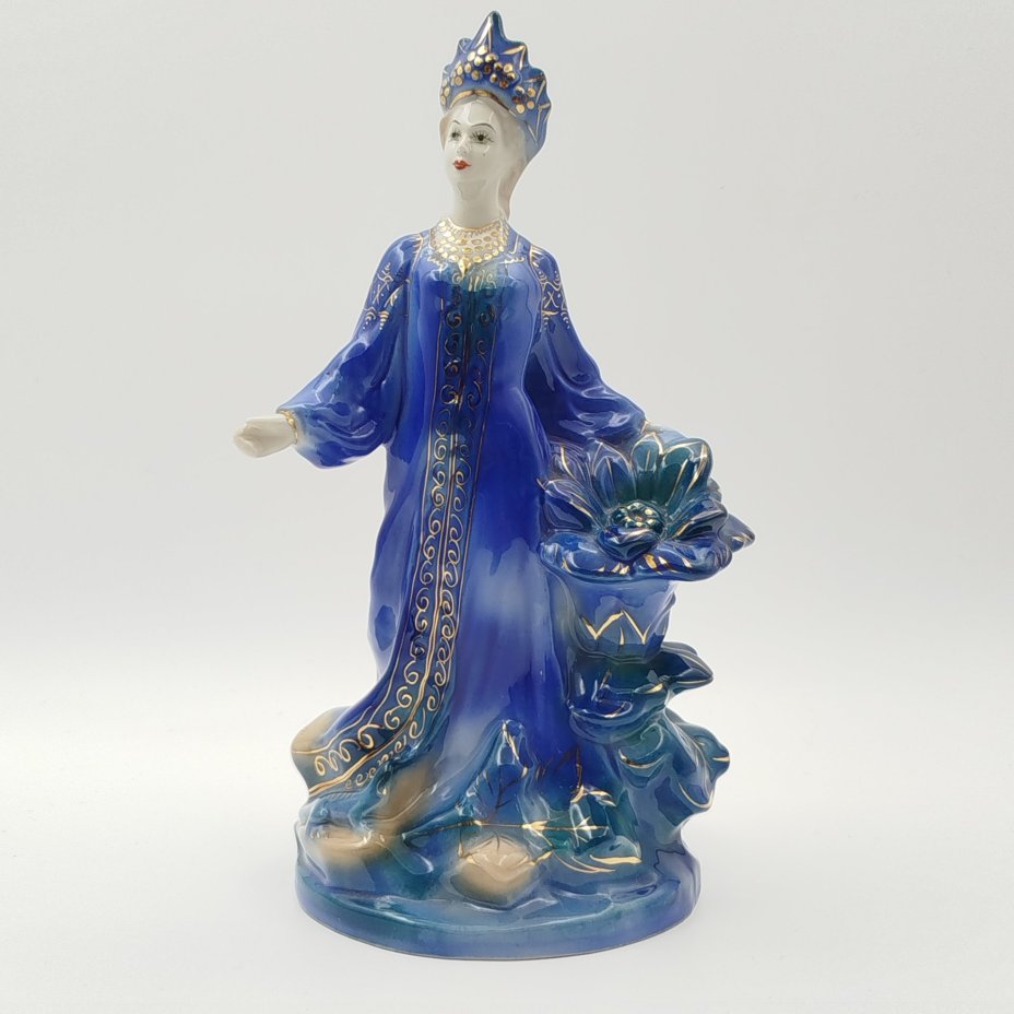Статуэтка "Хозяйка медной горы", скульптор Л. Н. Шушканова, фарфор, роспись, золочение, Турыгинский фарфоровый завод артели «Художественная керамика» (Гжель), СССР, 1950-1960 гг.