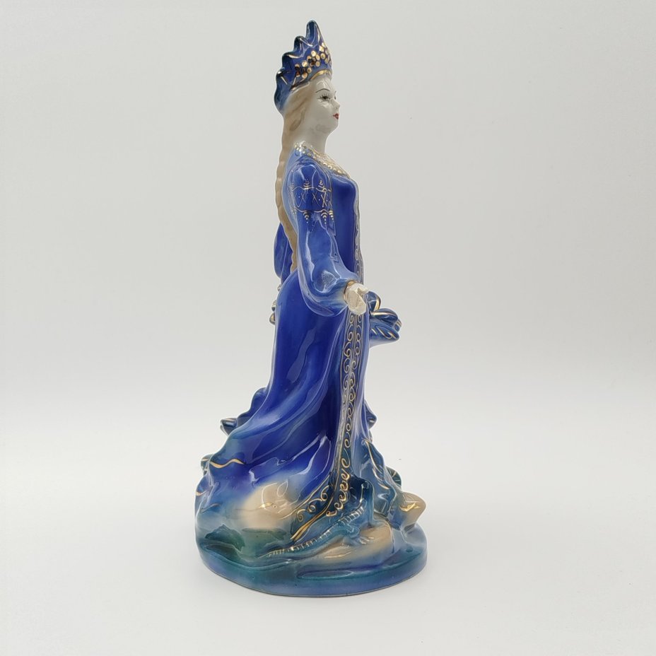 Статуэтка "Хозяйка медной горы", скульптор Л. Н. Шушканова, фарфор, роспись, золочение, Турыгинский фарфоровый завод артели «Художественная керамика» (Гжель), СССР, 1950-1960 гг.