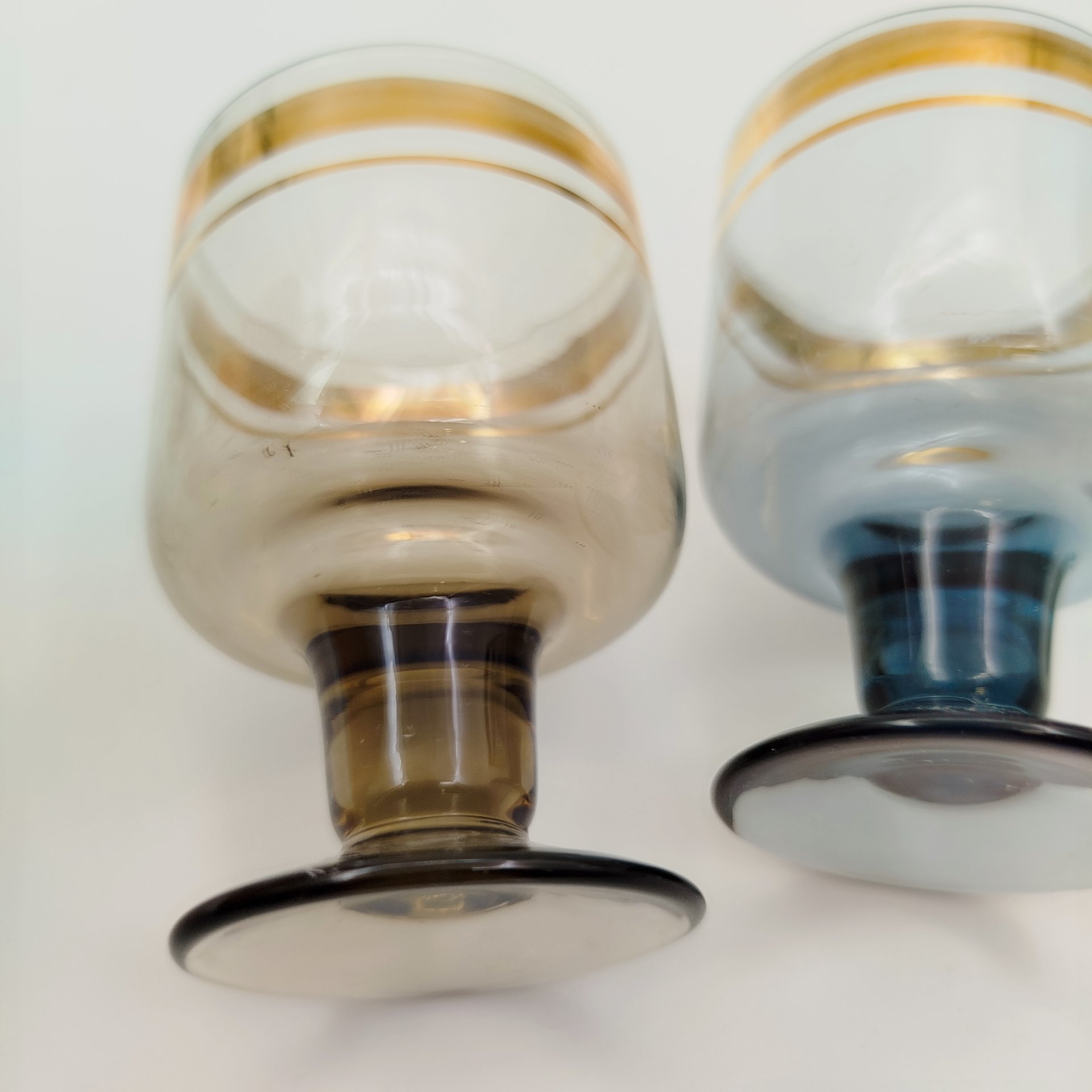 Набор из 4 ликерных рюмок (в подборе), цветное стекло, золочение, СССР, 1970-1990 гг.