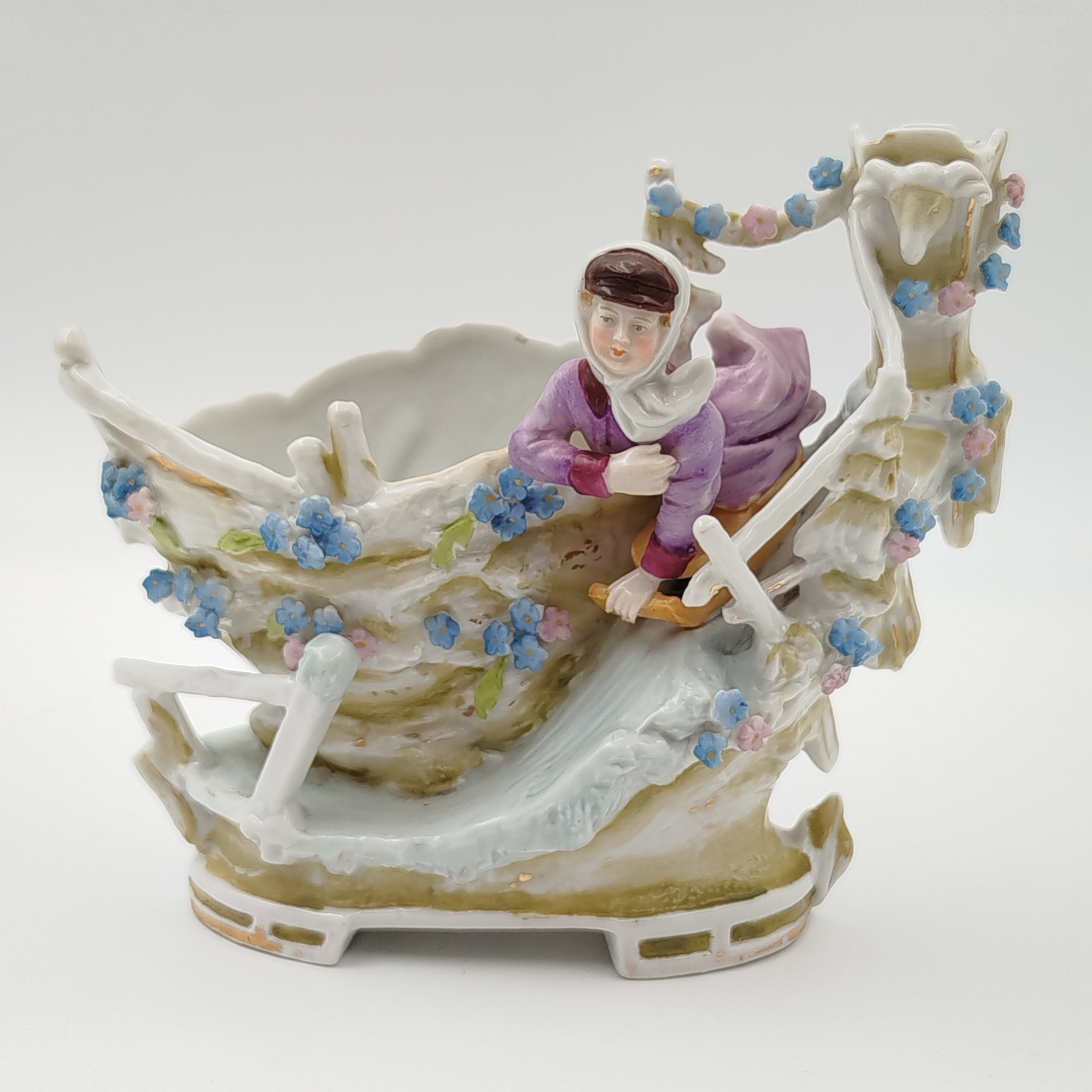 Кашпо миниатюрное, украшенное сценой катания на санках