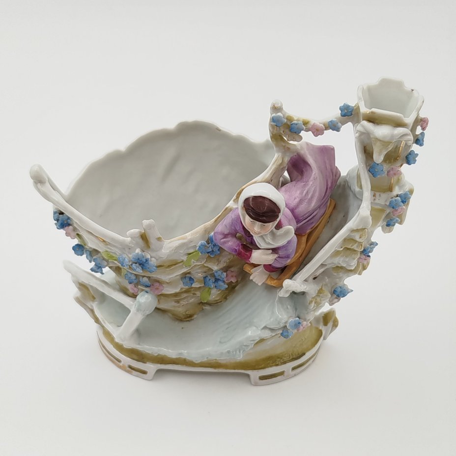 Кашпо миниатюрное, украшенное сценой катания на санках