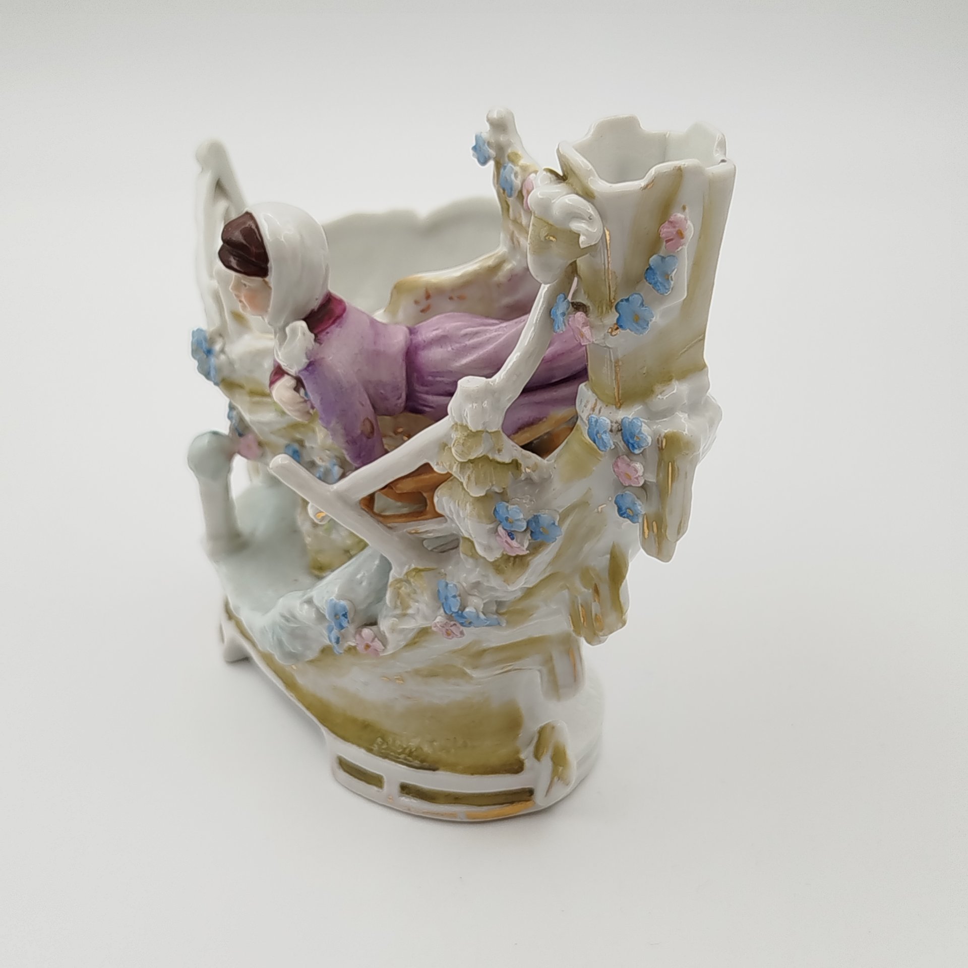 Кашпо миниатюрное, украшенное сценой катания на санках