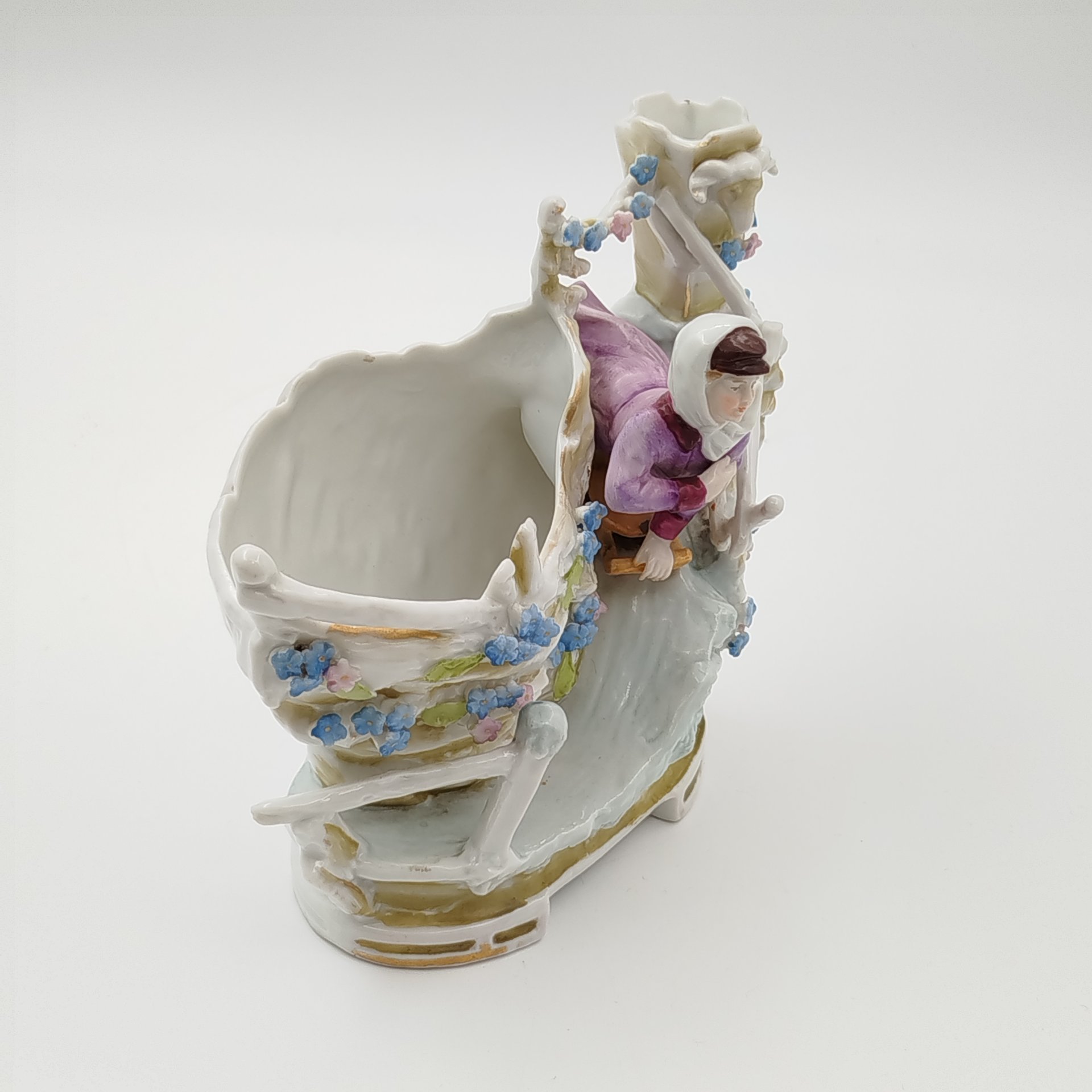 Кашпо миниатюрное, украшенное сценой катания на санках