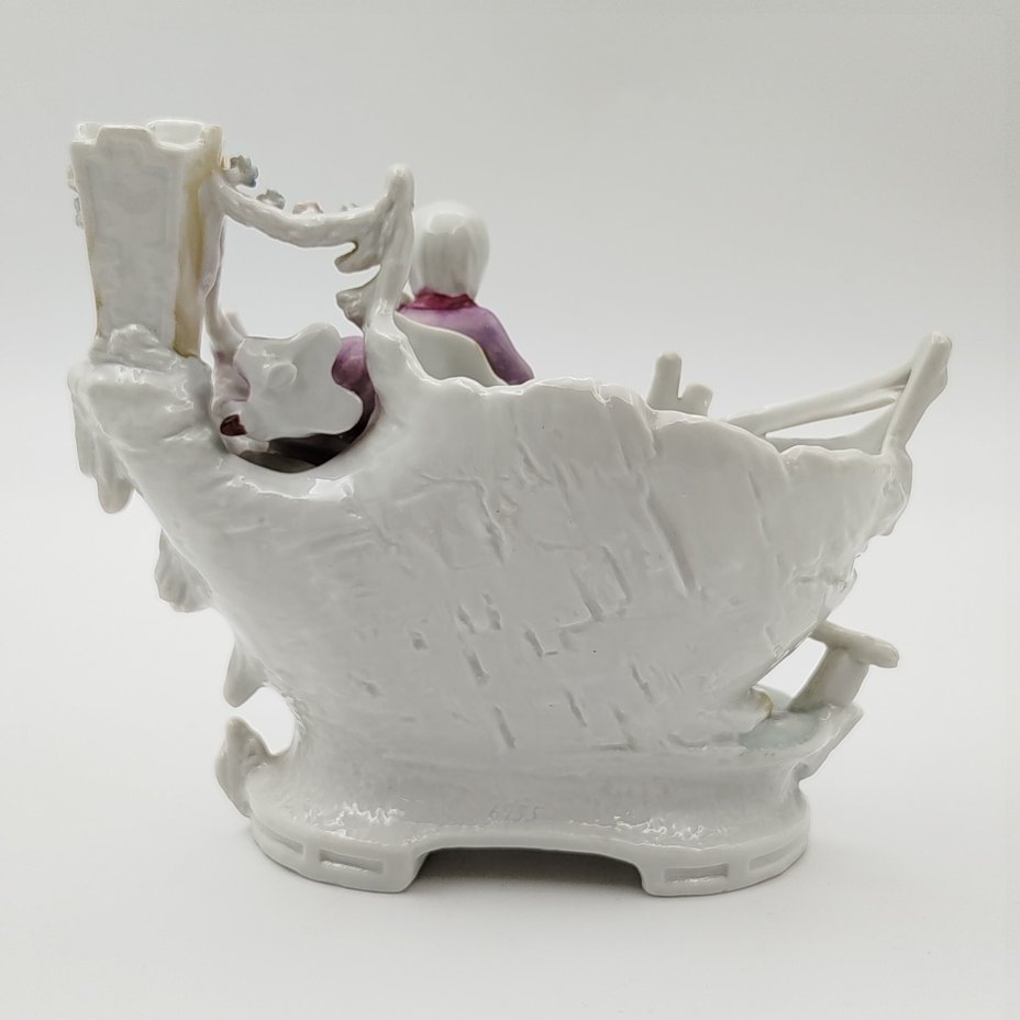 Кашпо миниатюрное, украшенное сценой катания на санках