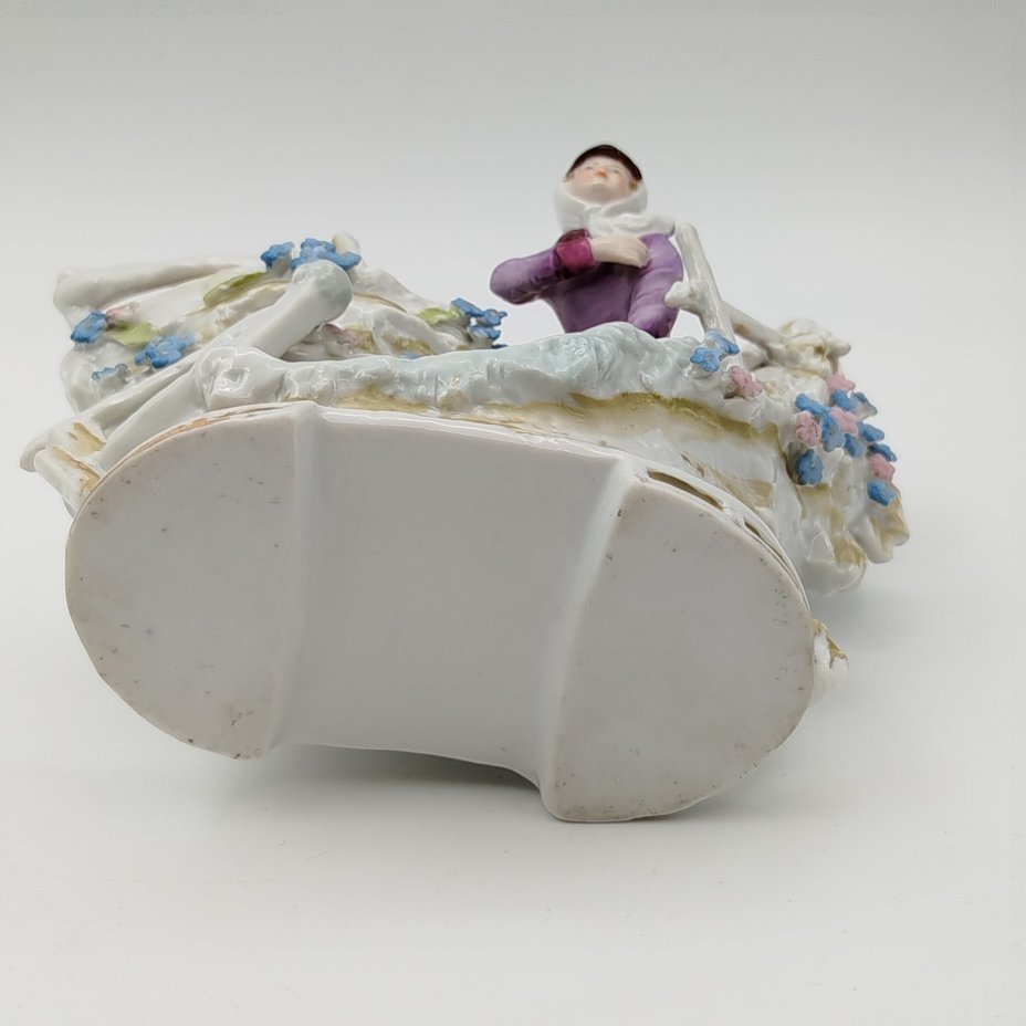 Кашпо миниатюрное, украшенное сценой катания на санках