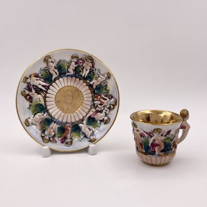 Кофейная пара с рельефным изображением Путти (модель 745), фаянс, роспись, золочение, Capodimonte (Каподимонте), Италия, 1980-2000 гг.