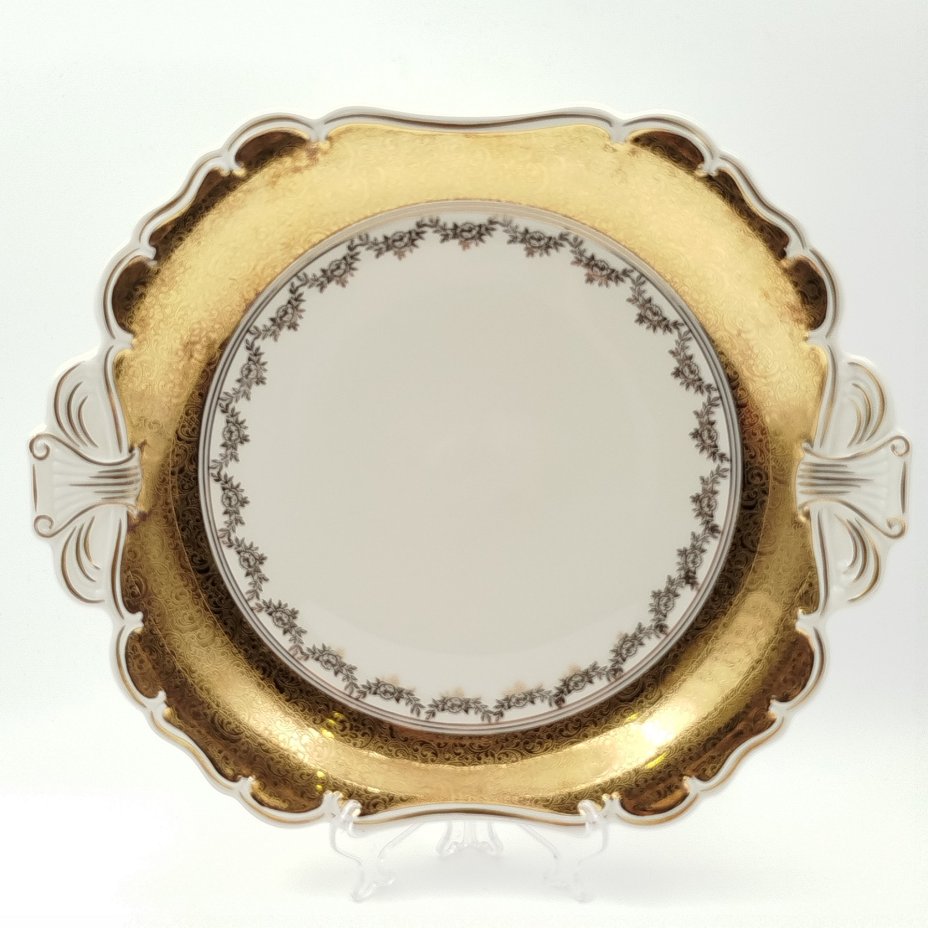 Блюдо сервировочное цвета слоновой кости с двумя фигурными ручками и растительными узорами на золотом фоне, Kunst Kronach, фарфор, золочение, Германия, 1947-1956 гг.