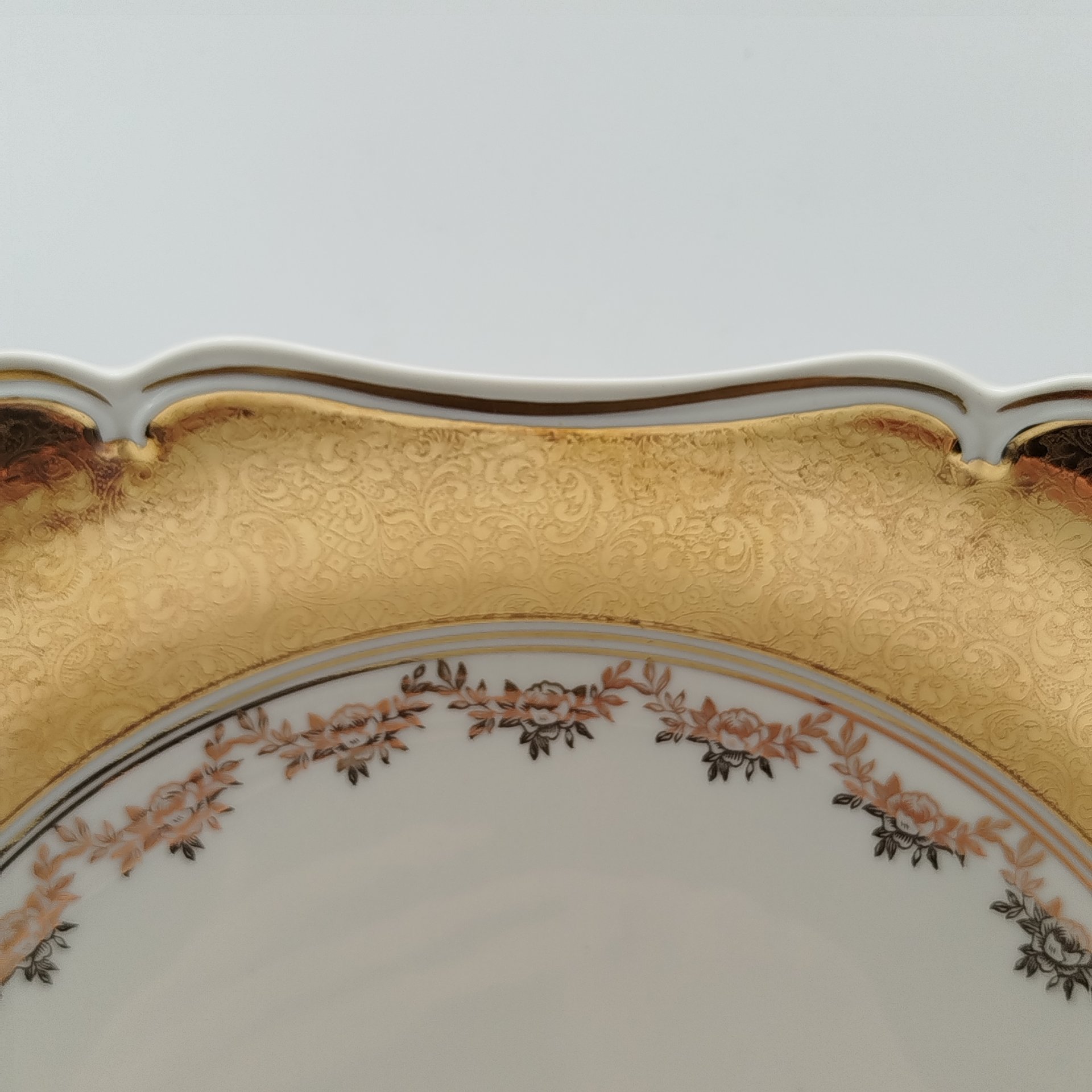 Блюдо сервировочное цвета слоновой кости с двумя фигурными ручками и растительными узорами на золотом фоне, Kunst Kronach, фарфор, золочение, Германия, 1947-1956 гг.