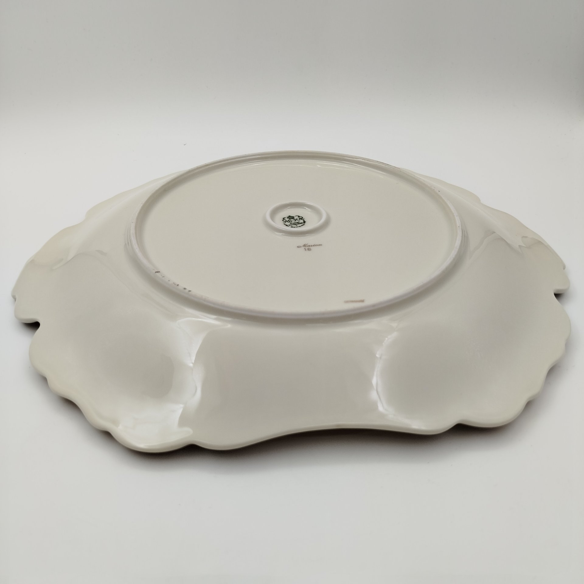 Блюдо сервировочное цвета слоновой кости с двумя фигурными ручками и растительными узорами на золотом фоне, Kunst Kronach, фарфор, золочение, Германия, 1947-1956 гг.