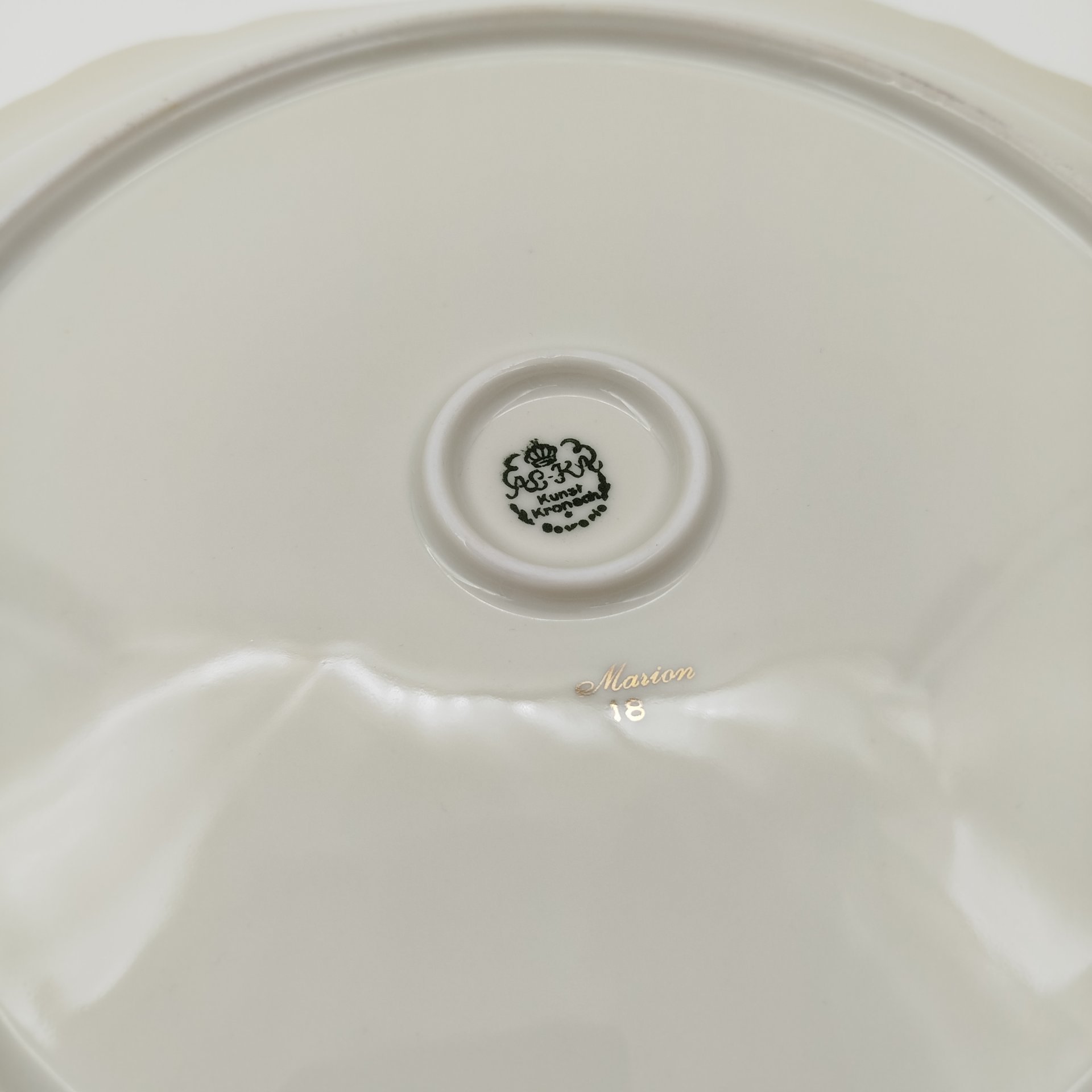 Блюдо сервировочное цвета слоновой кости с двумя фигурными ручками и растительными узорами на золотом фоне, Kunst Kronach, фарфор, золочение, Германия, 1947-1956 гг.