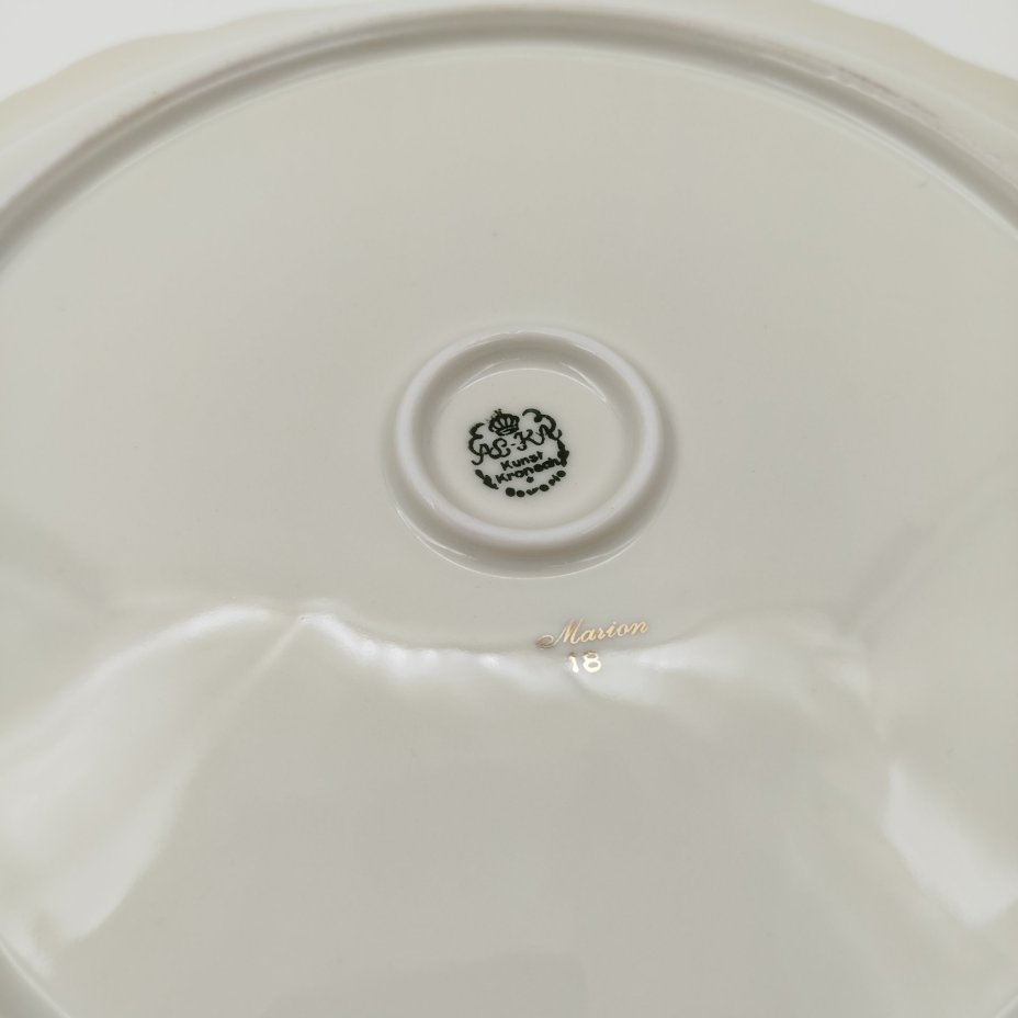 Блюдо сервировочное цвета слоновой кости с двумя фигурными ручками и растительными узорами на золотом фоне, Kunst Kronach