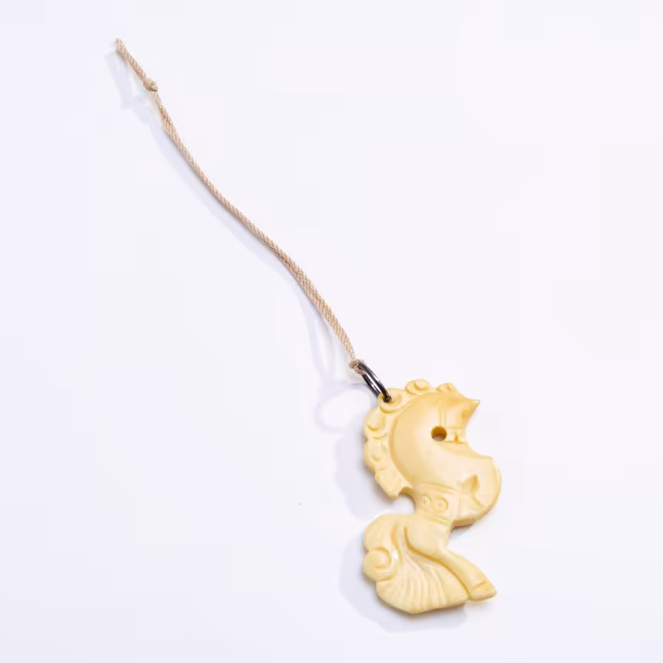 Резной кулон (подвеска) "Конь", кость, резьба, СССР, 1950-1970 гг.