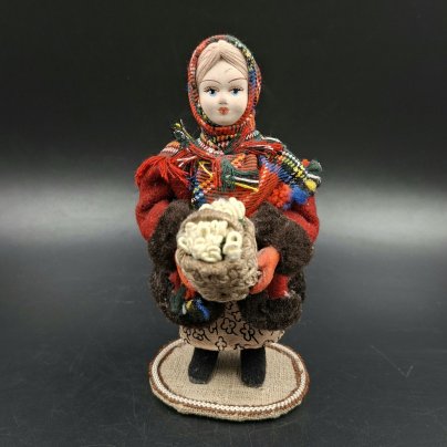 Кукла коллекционная "Девочка с корзиной подснежников", фирма "Потешный промысел", фарфор, роспись, ткань, Российская Федерация, 2000-2020 гг.