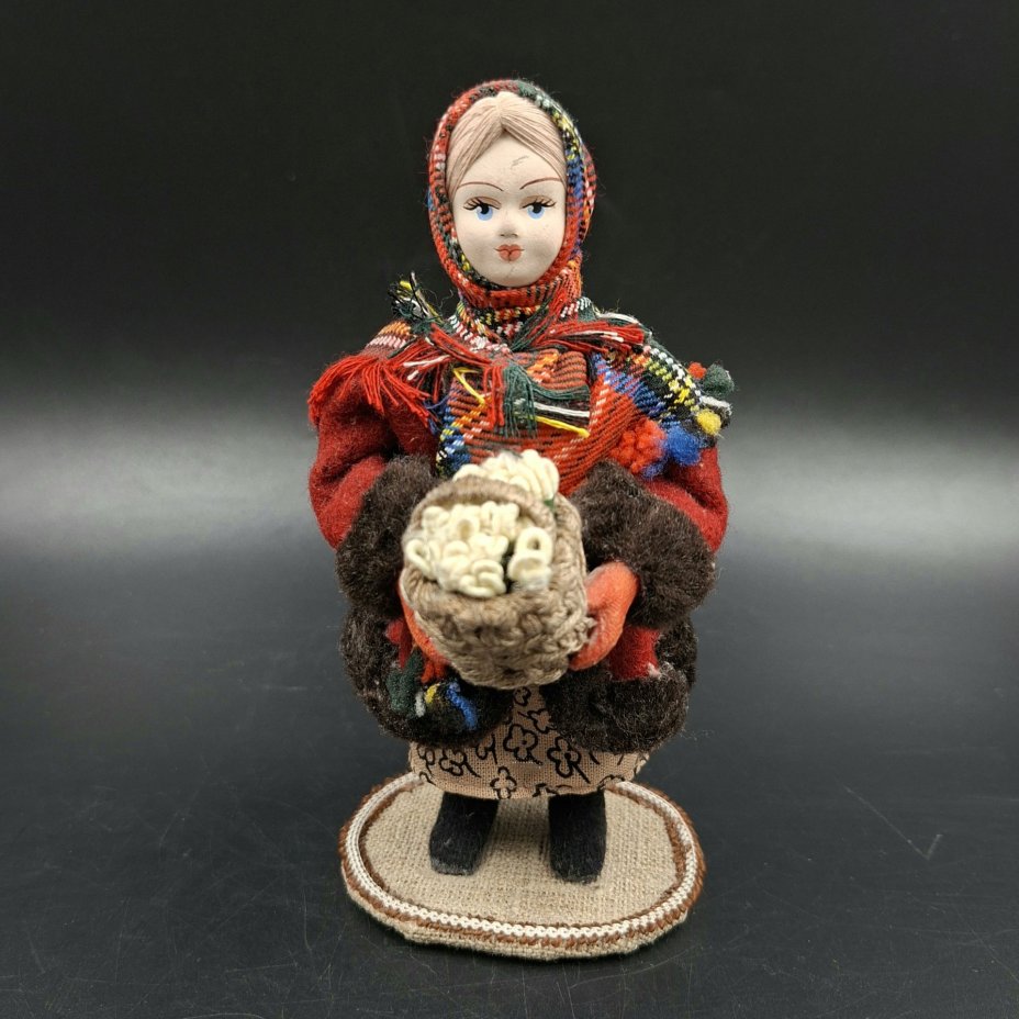 Кукла коллекционная "Девочка с корзиной подснежников", фирма "Потешный промысел", фарфор, роспись, ткань, Российская Федерация, 2000-2020 гг.