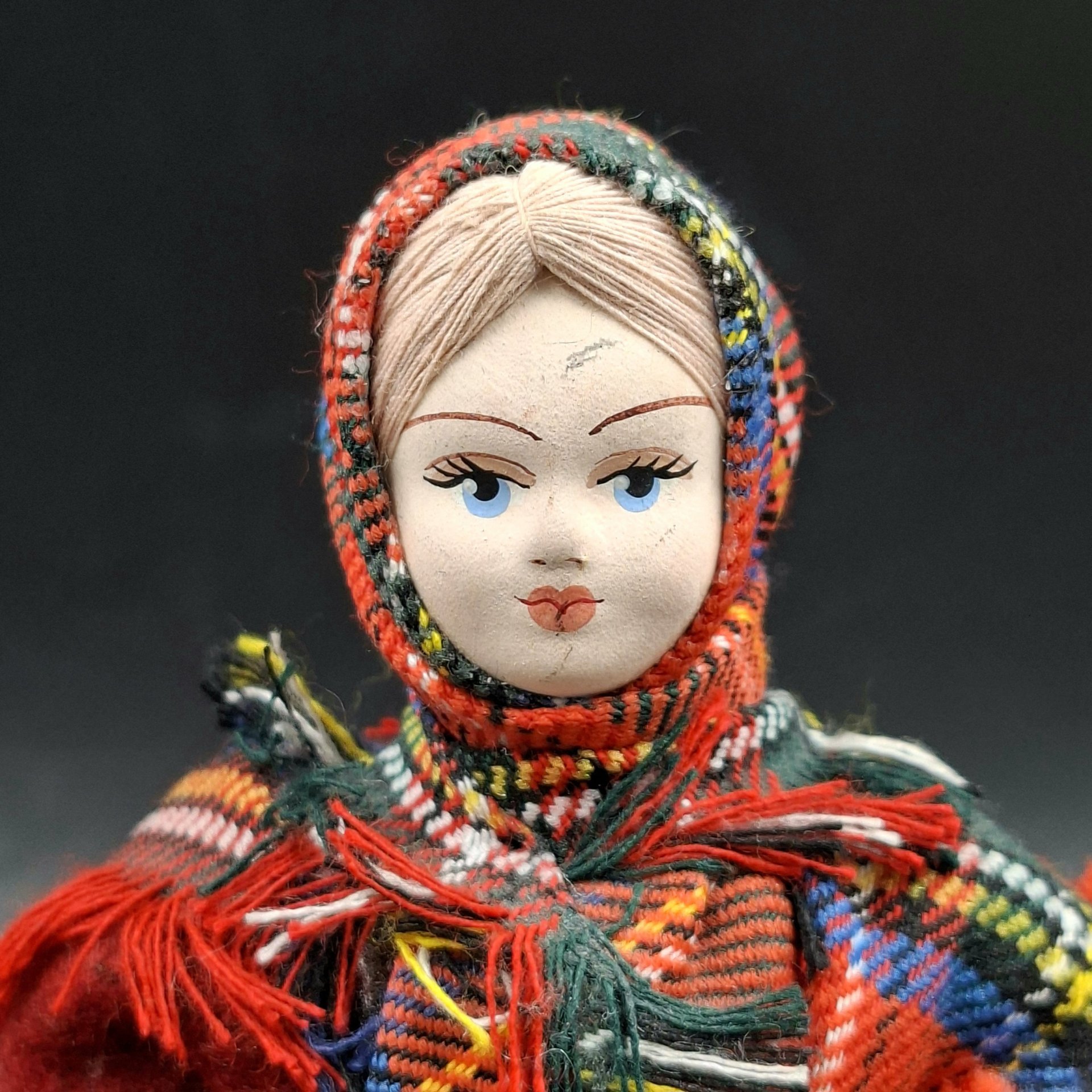 Кукла коллекционная "Девочка с корзиной подснежников", фирма "Потешный промысел", фарфор, роспись, ткань, Российская Федерация, 2000-2020 гг.