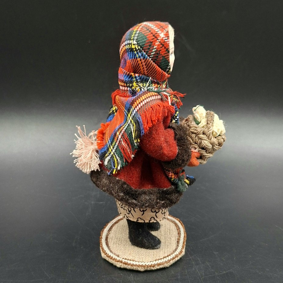 Кукла коллекционная "Девочка с корзиной подснежников", фирма "Потешный промысел"