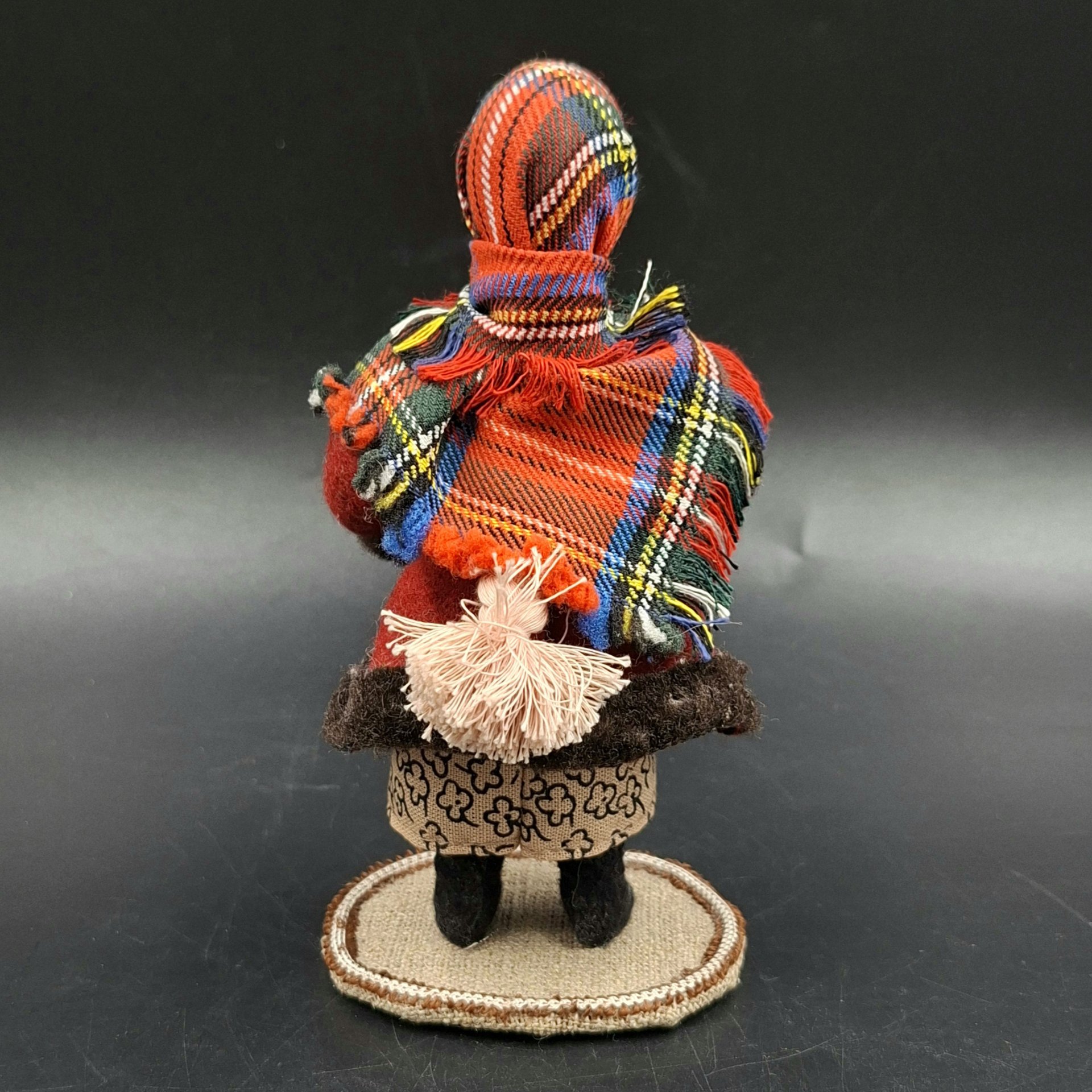 Кукла коллекционная "Девочка с корзиной подснежников", фирма "Потешный промысел", фарфор, роспись, ткань, Российская Федерация, 2000-2020 гг.