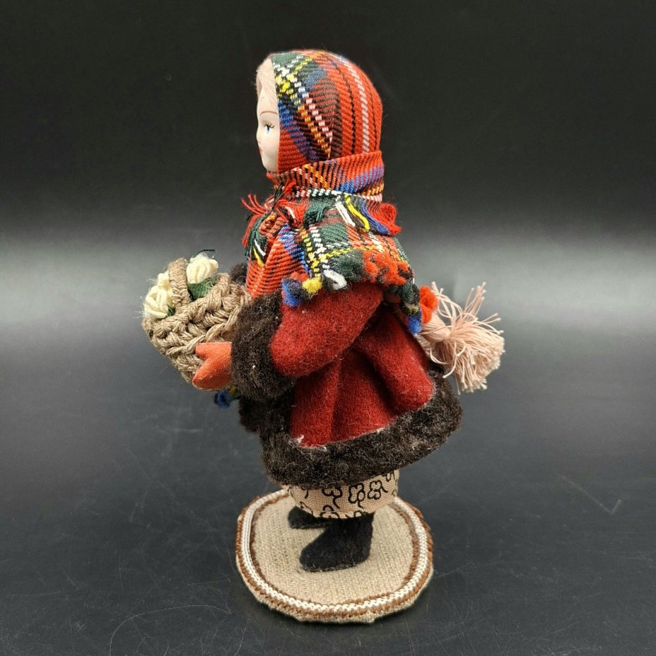 Кукла коллекционная "Девочка с корзиной подснежников", фирма "Потешный промысел"