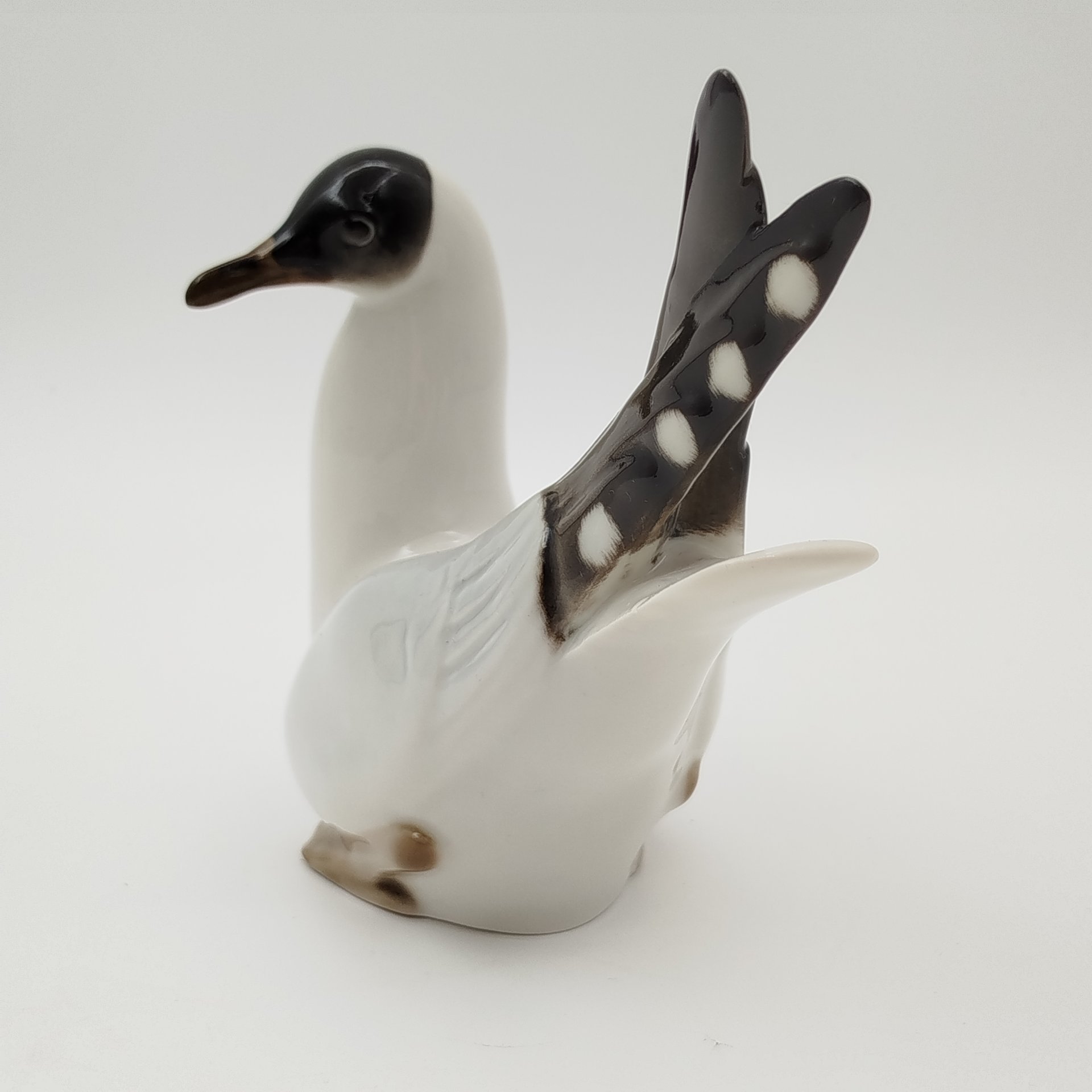 Статуэтка "Чайка", скульптор П.П. Веселов, фарфор, роспись, Ленинградский фарфоровый завод (ЛФЗ), СССР, 1970-1986 гг.