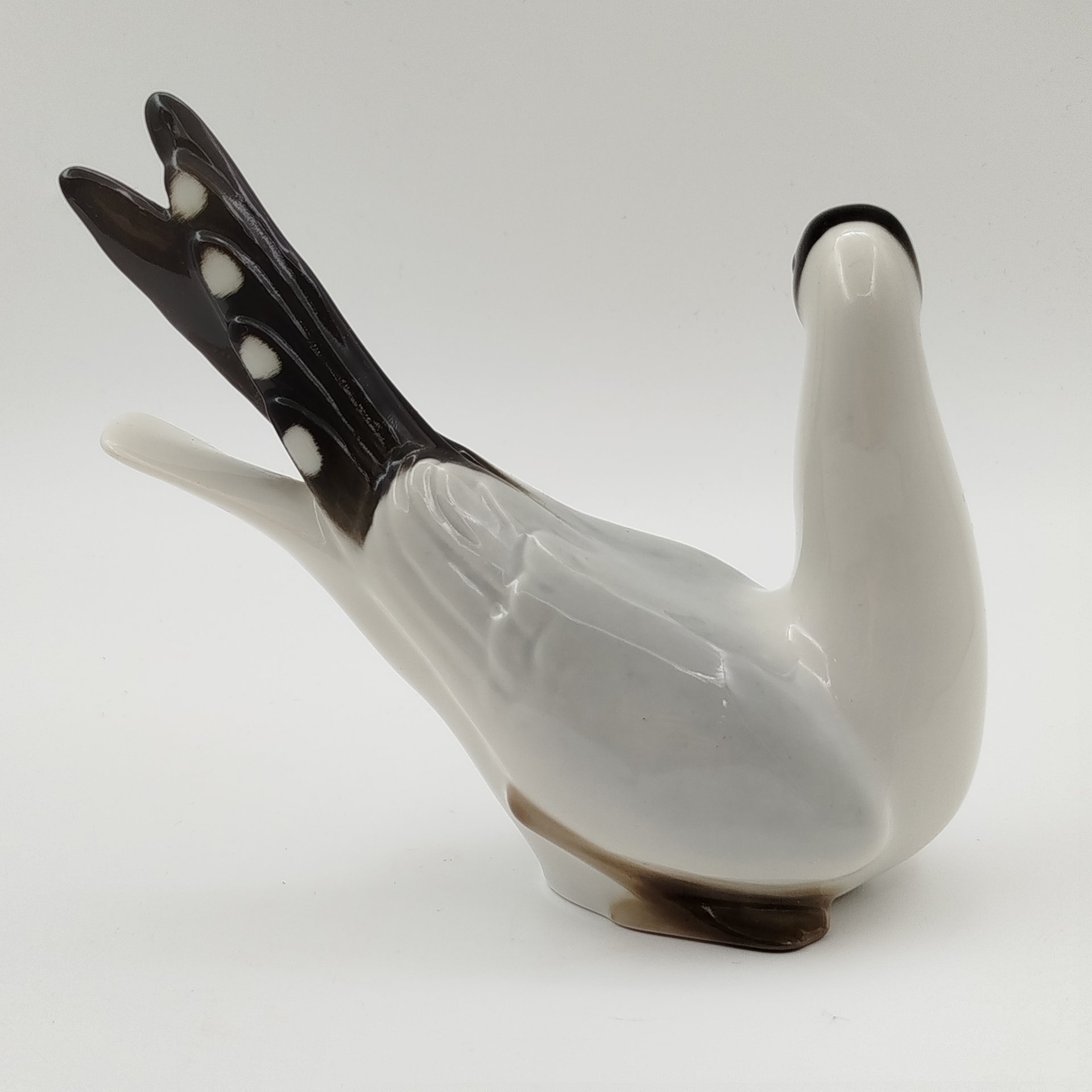 Статуэтка "Чайка", скульптор П.П. Веселов, фарфор, роспись, Ленинградский фарфоровый завод (ЛФЗ), СССР, 1970-1986 гг.