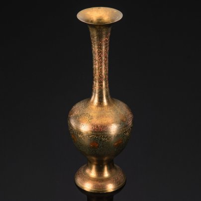 Ваза (большая), украшенная растительным орнаментом в восточном стиле